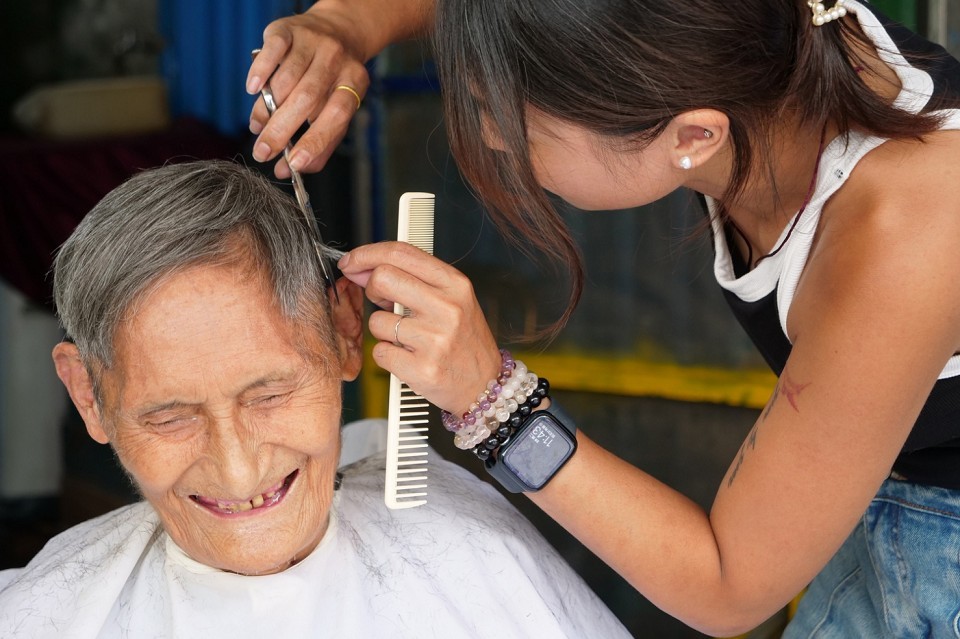 志工為李爺爺剪髮