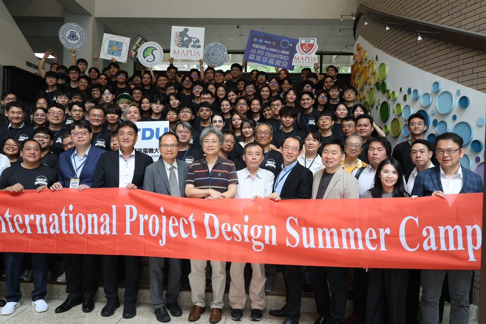 中原大學攜手英特爾與華碩電腦首創AI專題競賽，打造國際學生暑期學習新標竿。(中原大學提供)