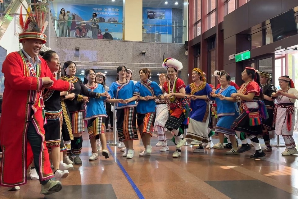 門諾醫院響應原民日在大廳舉辦慶祝活動