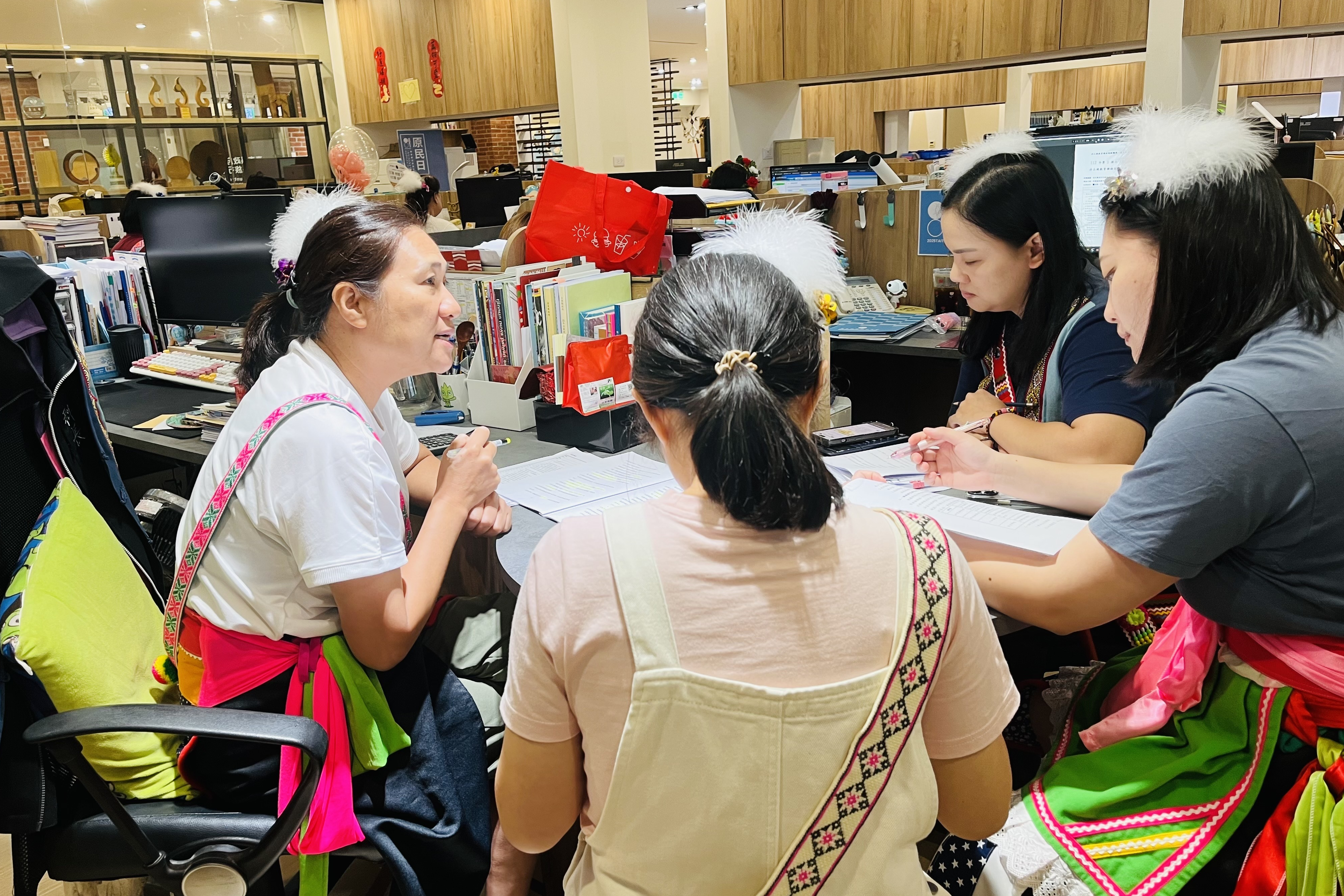 臺東縣首次在原住民族日號召族人穿族服上班