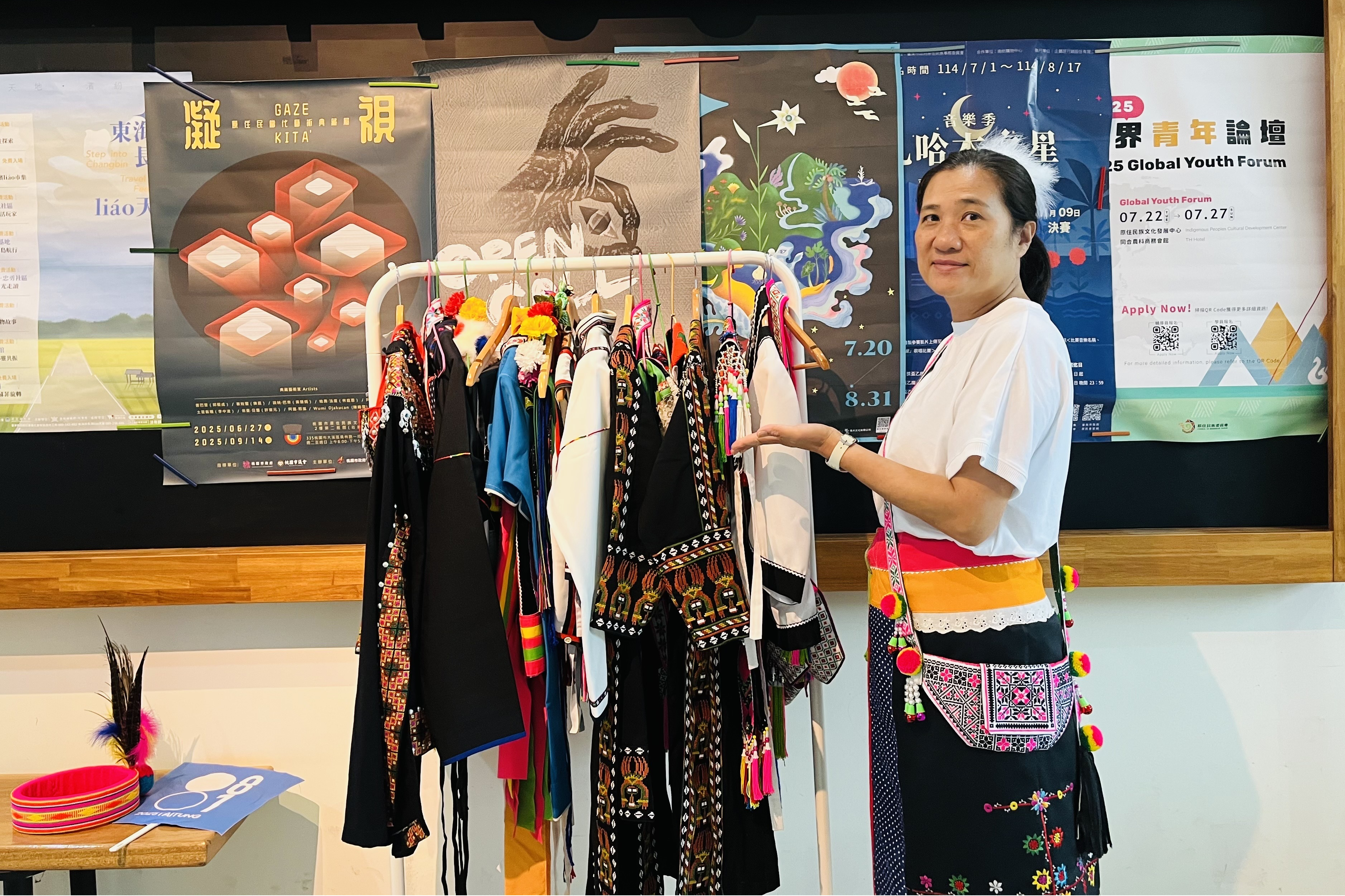 在臺東縣政府原住民族行政處的文化走廊上，備有各族群的傳統服飾，提供給洽公民眾拍照留念。