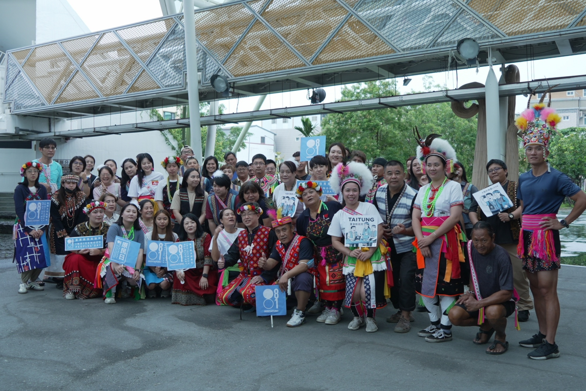 原民處大家一起穿族服合影