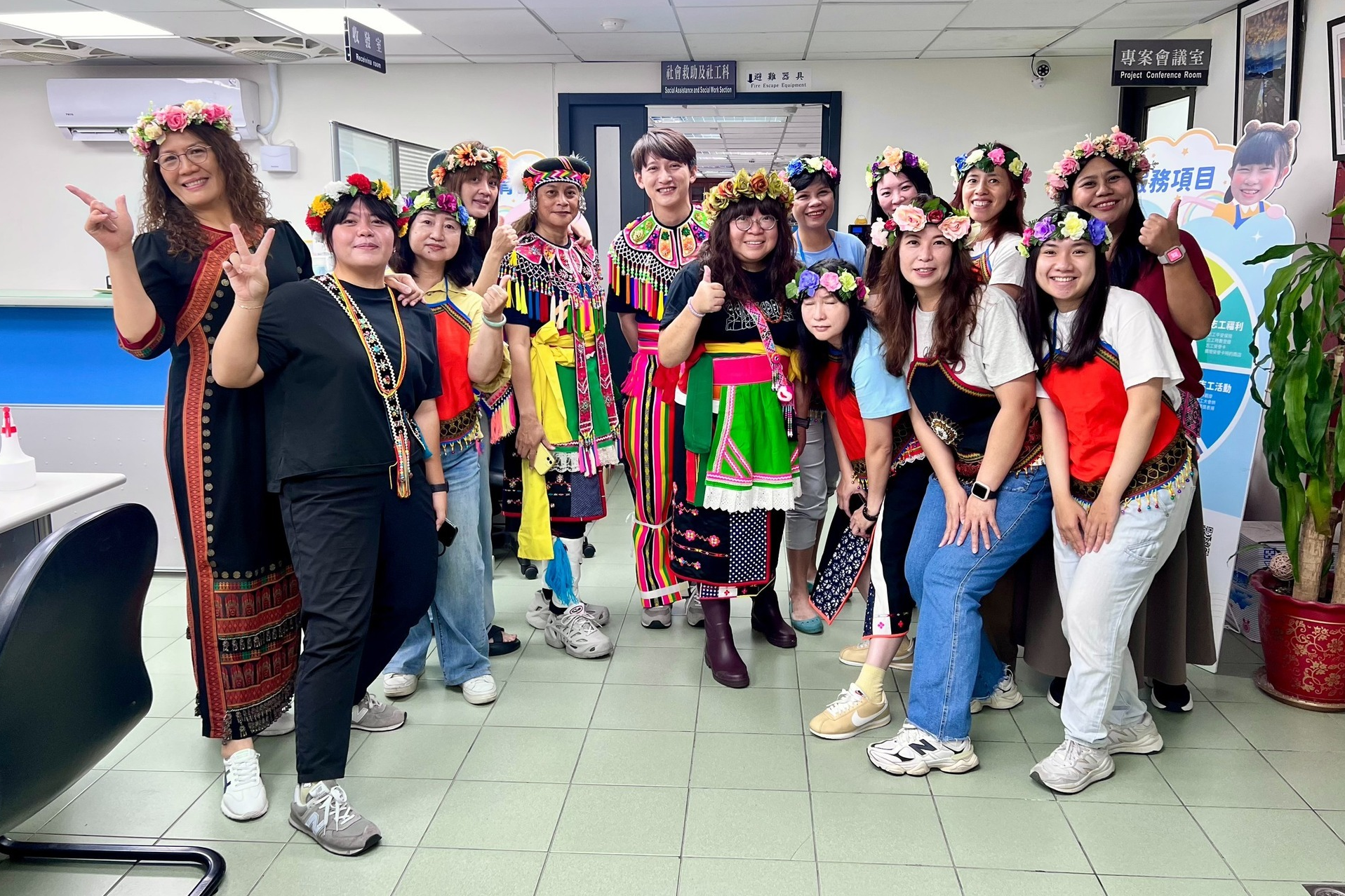 臺東縣政府社會處的原民員工也一起響應原住民族日穿族服上班
