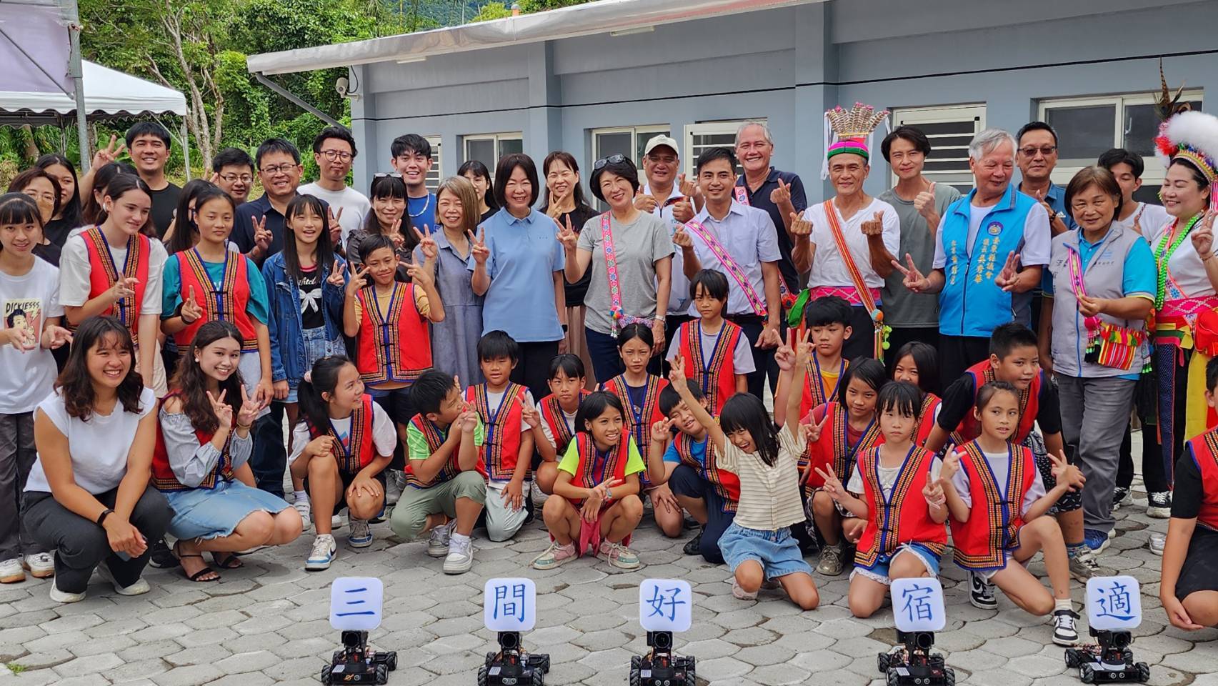 各界嘉賓與三間國小師生在新宿舍前合影