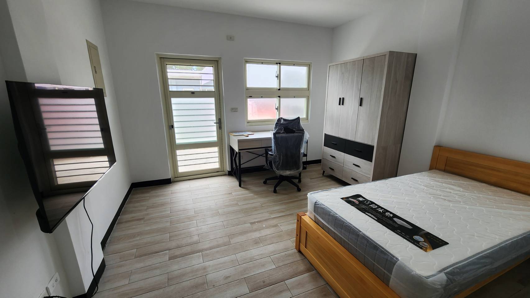 三間國小新宿舍內部新穎，光線充足。