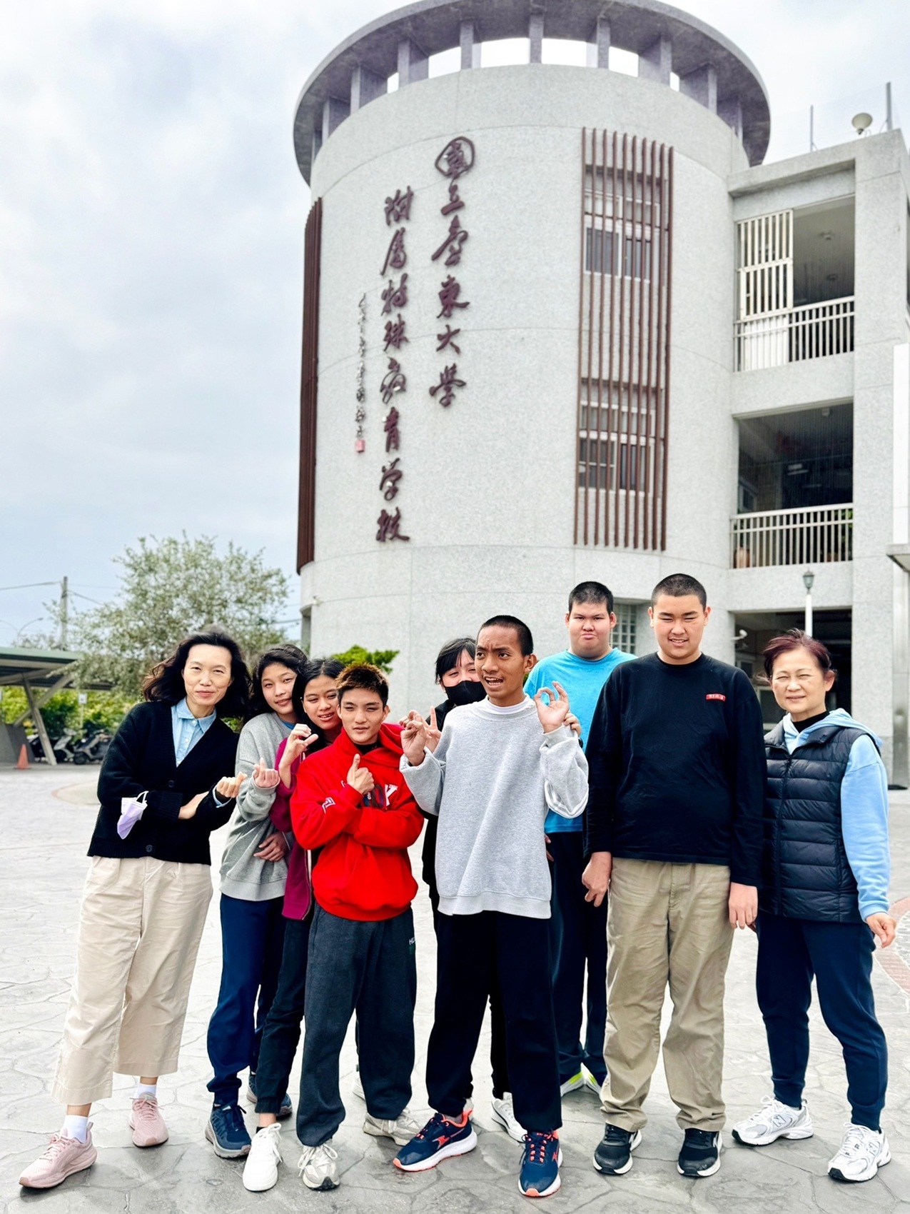 國立東大附特黨謙光主任與學生合影 (教育部提供)