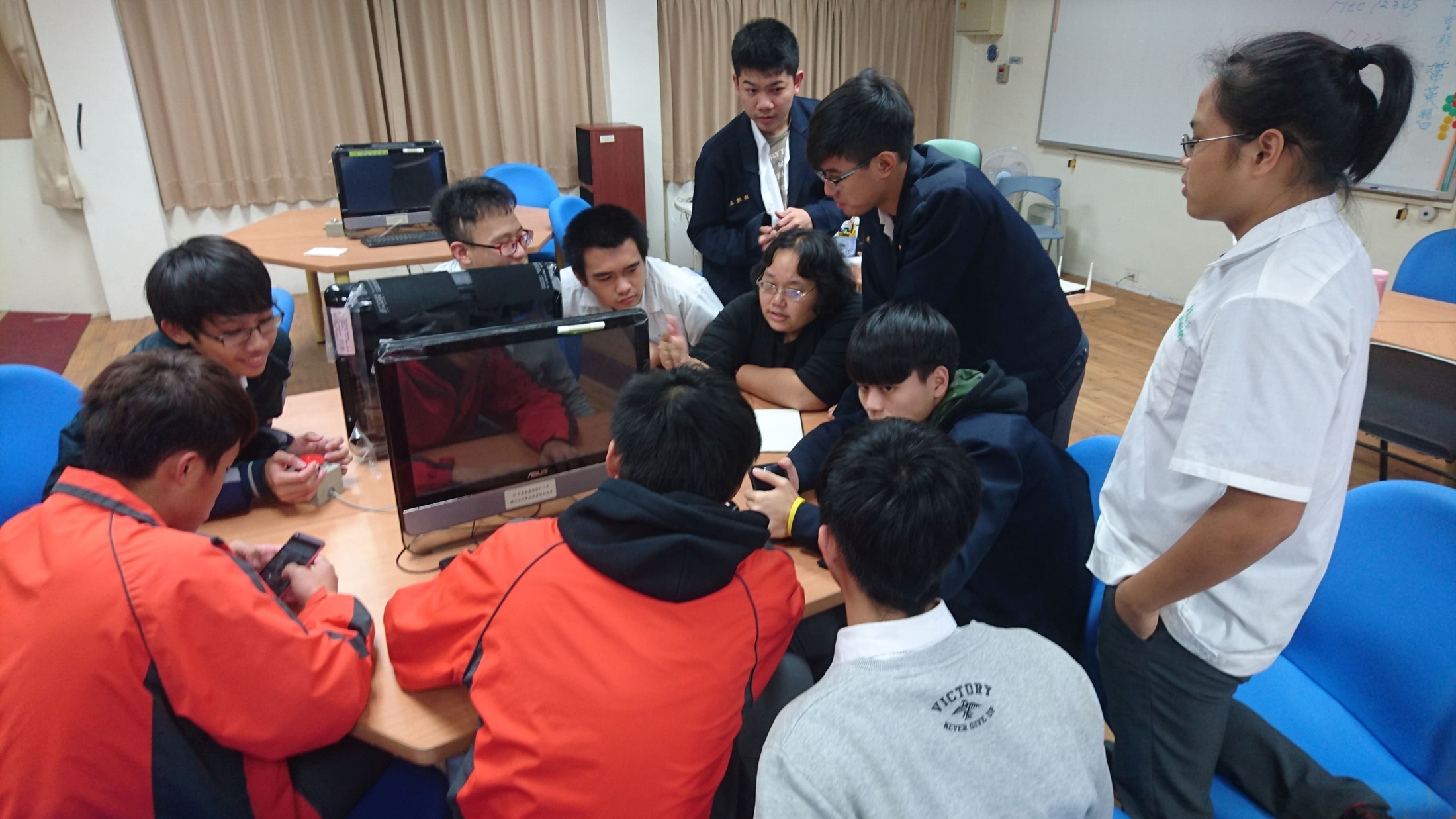 國立花蓮高工姚孟君秘書與學生合影 (教育部提供)