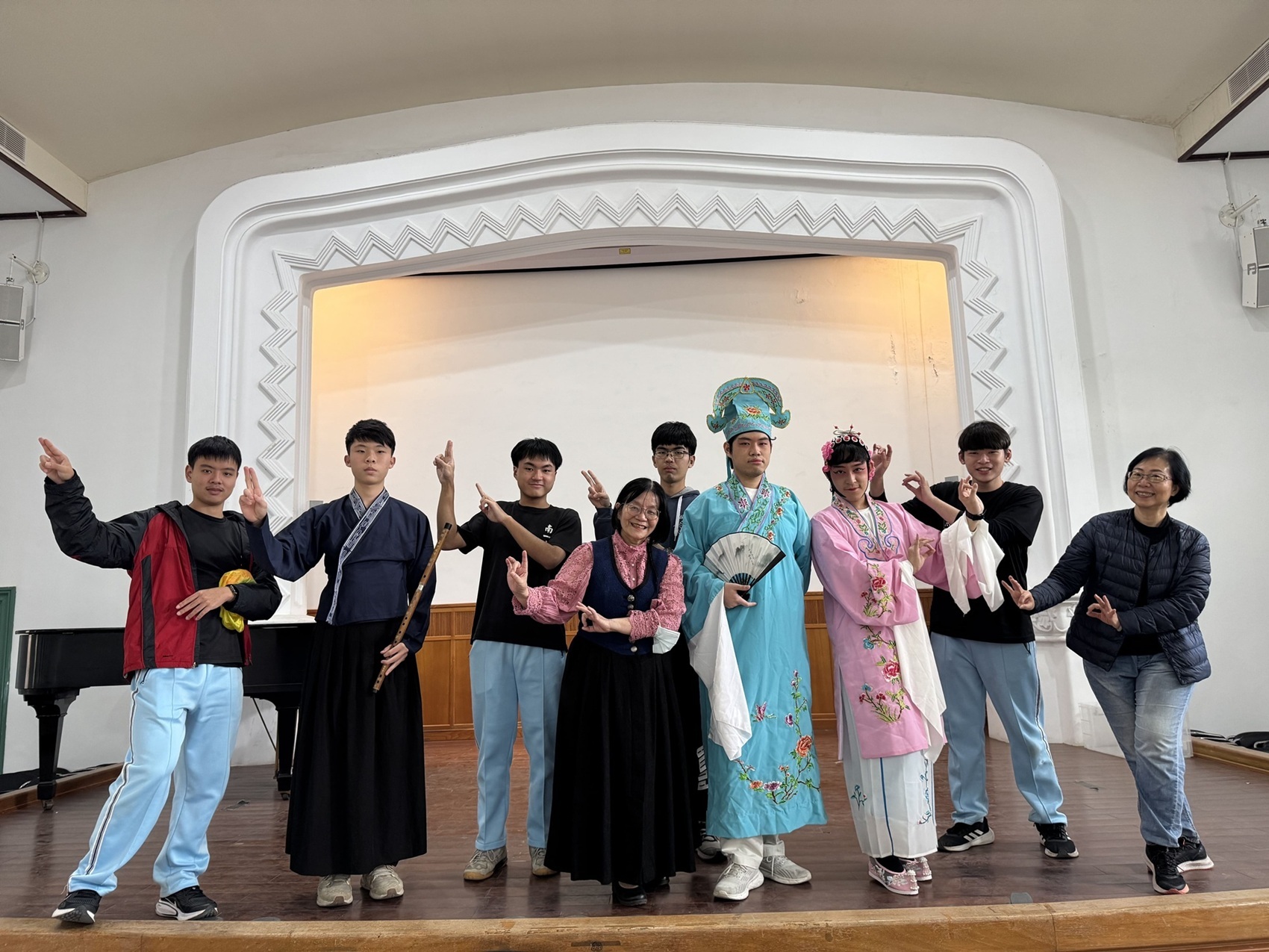 國立臺南一中董怡君老師與學生合影 (教育部提供)