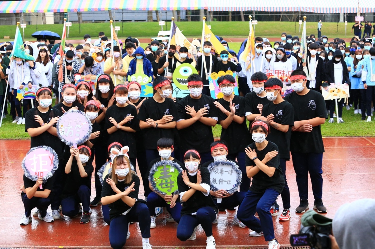 國立花蓮高商江曾為美主任與學生合影 (教育部提供)