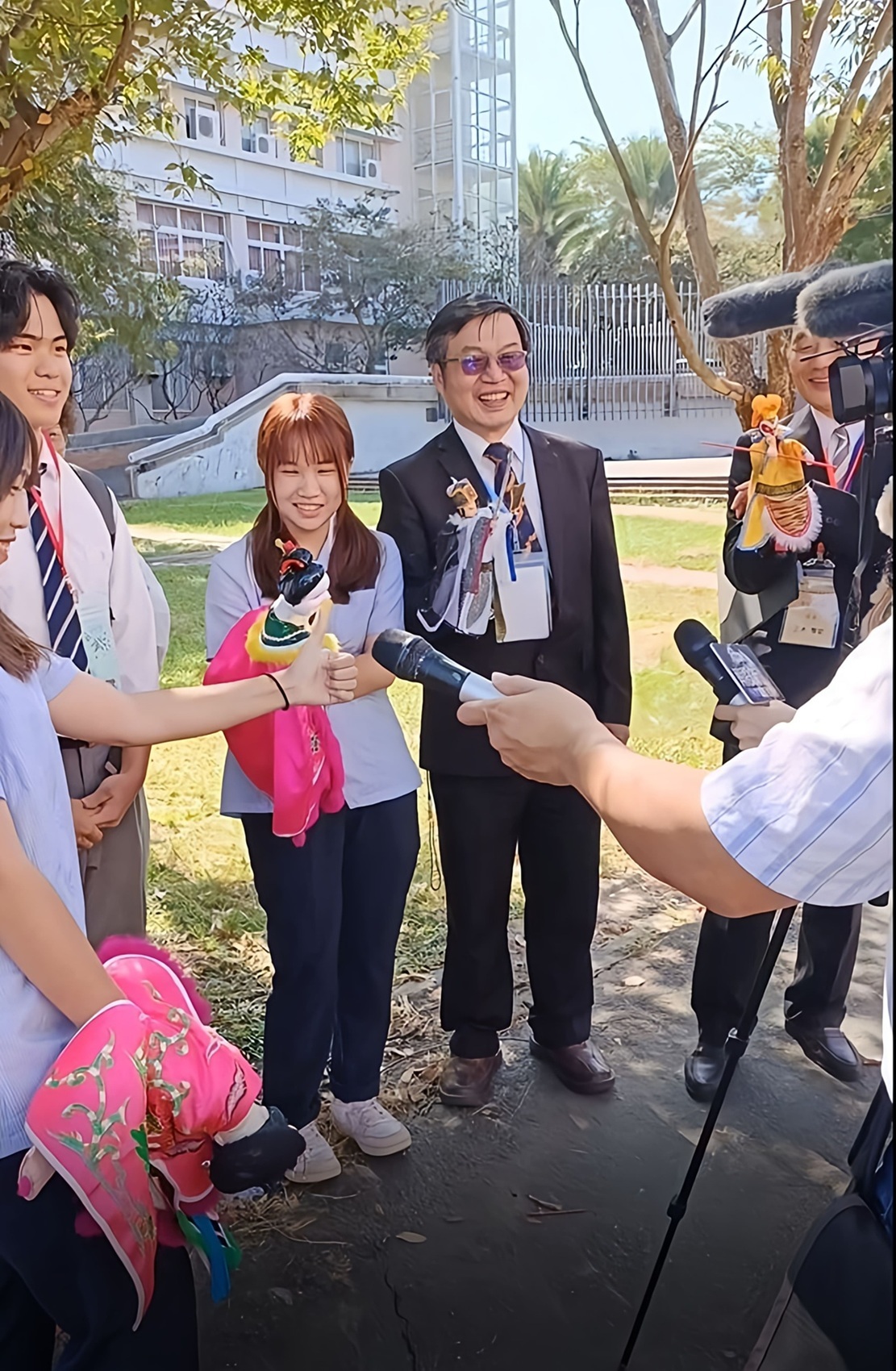 國立南投高中傅國樑校長與學生合影 (教育部提供)