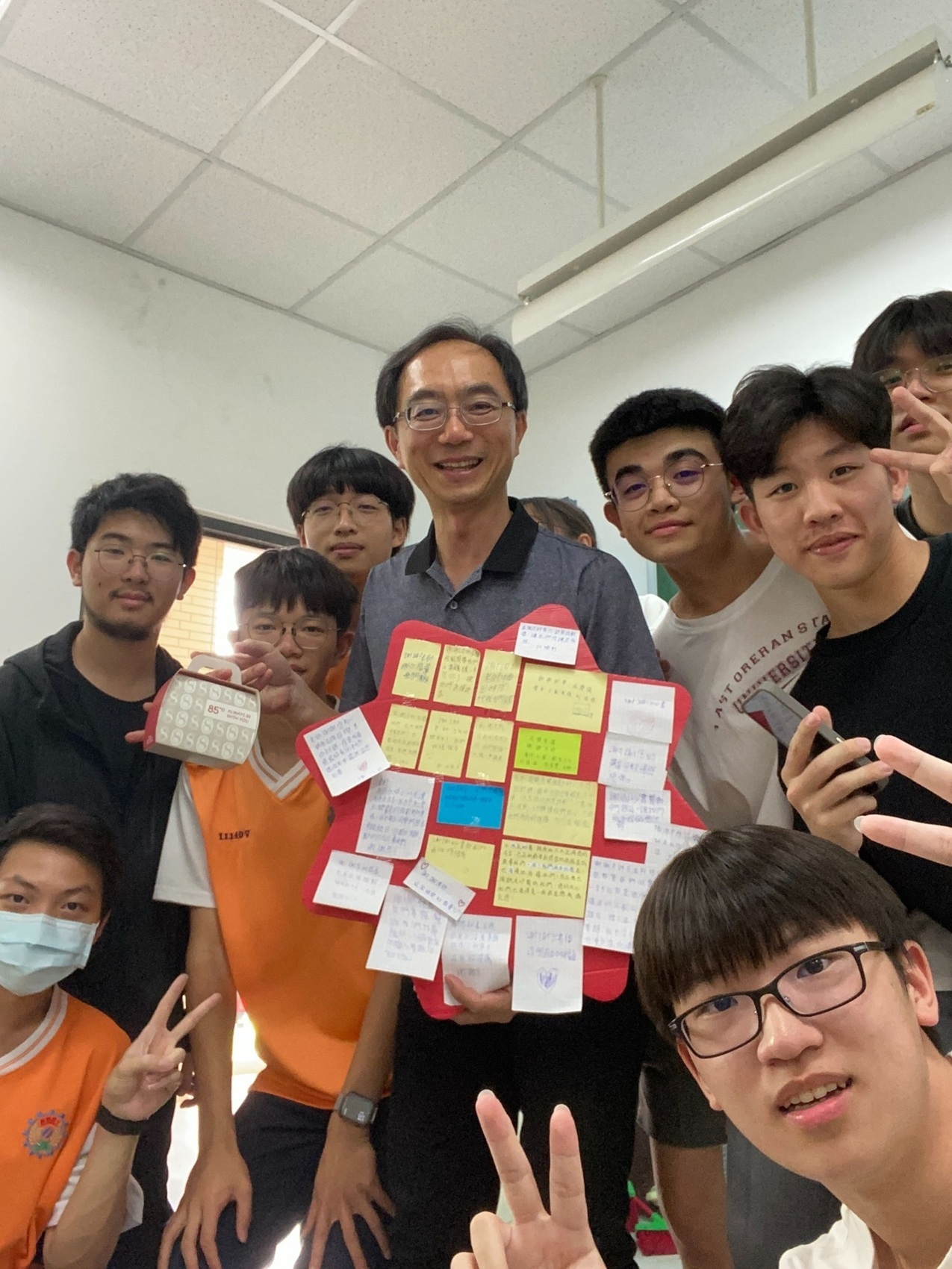 國立苗栗農工謝文斌秘書與學生合影 (教育部提供)