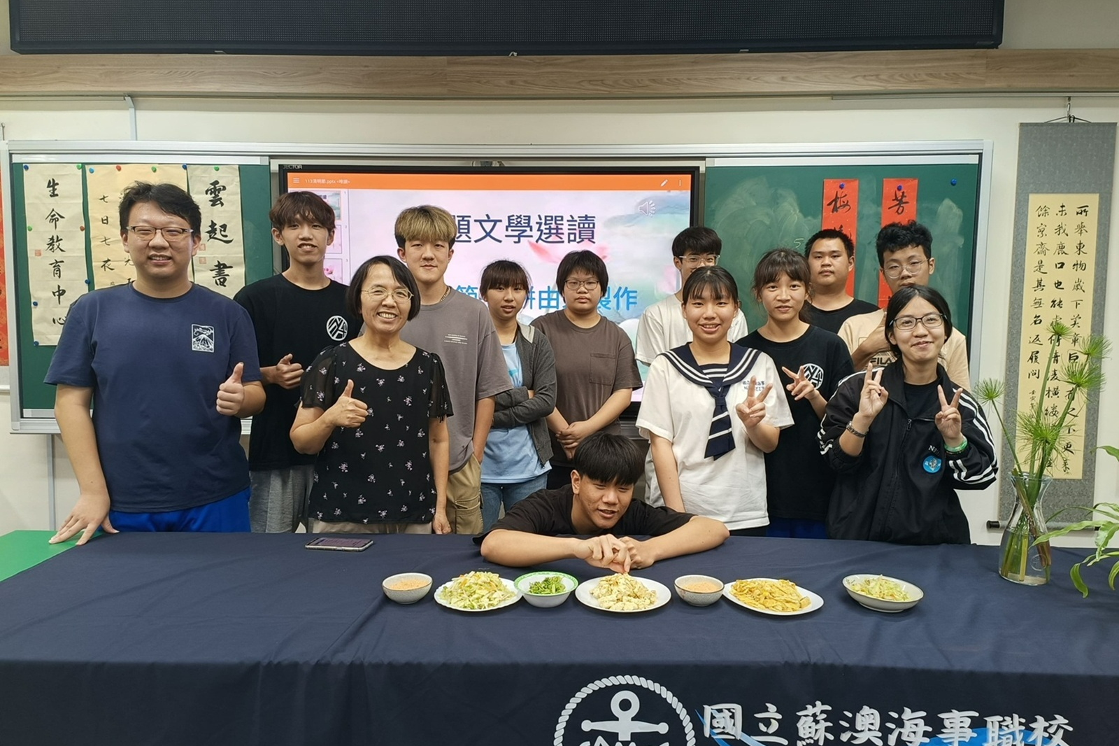 國立蘇澳海事黄玉鏢老師與學生合影 (教育部提供)