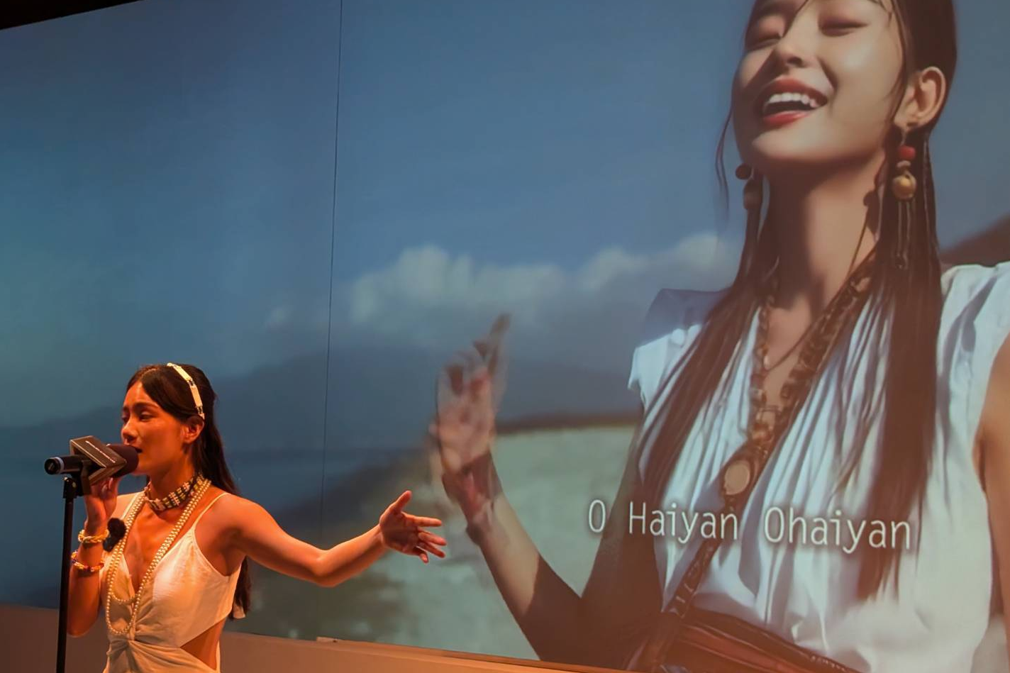 在地音樂人詠綺現場演唱歌曲〈啟航〉