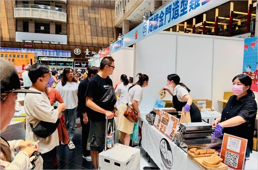 許多民眾詢問購買金門產品 (中衛中心提供)