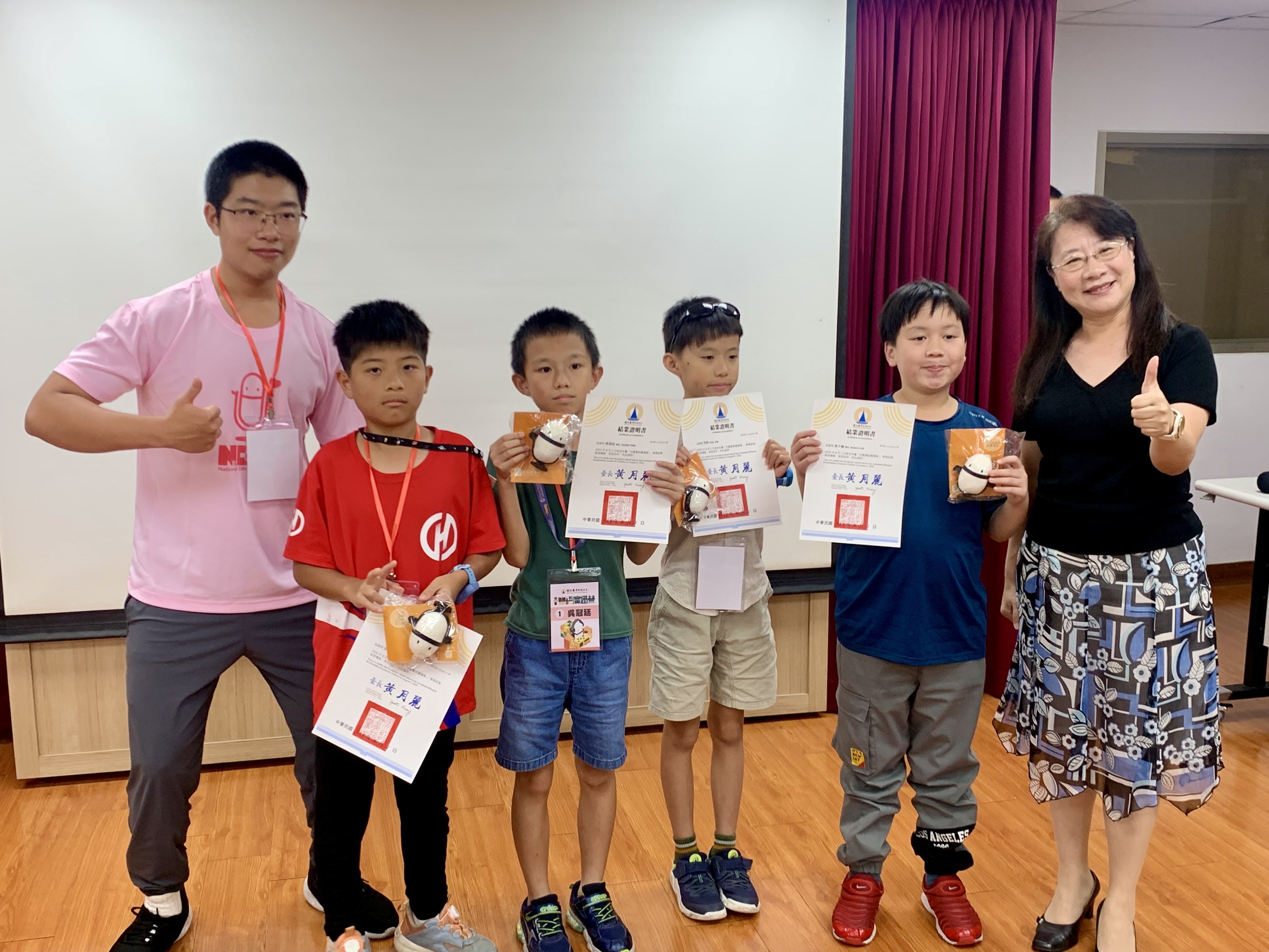 教育電臺呂敏君副臺長(右1)頒發證書給廣播營學員們 (記者攝)