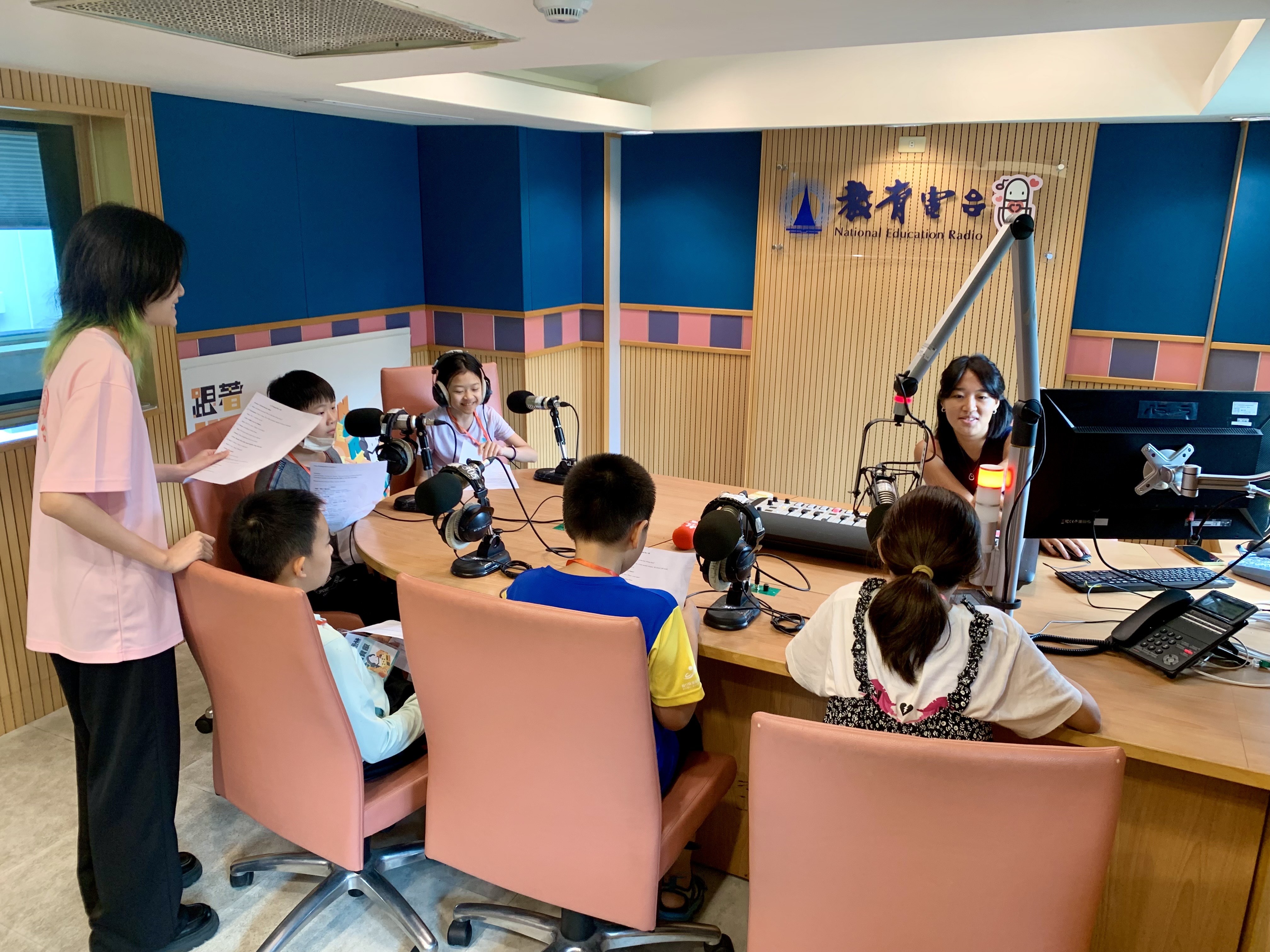 學員體驗錄製英語廣播稿 (記者攝)