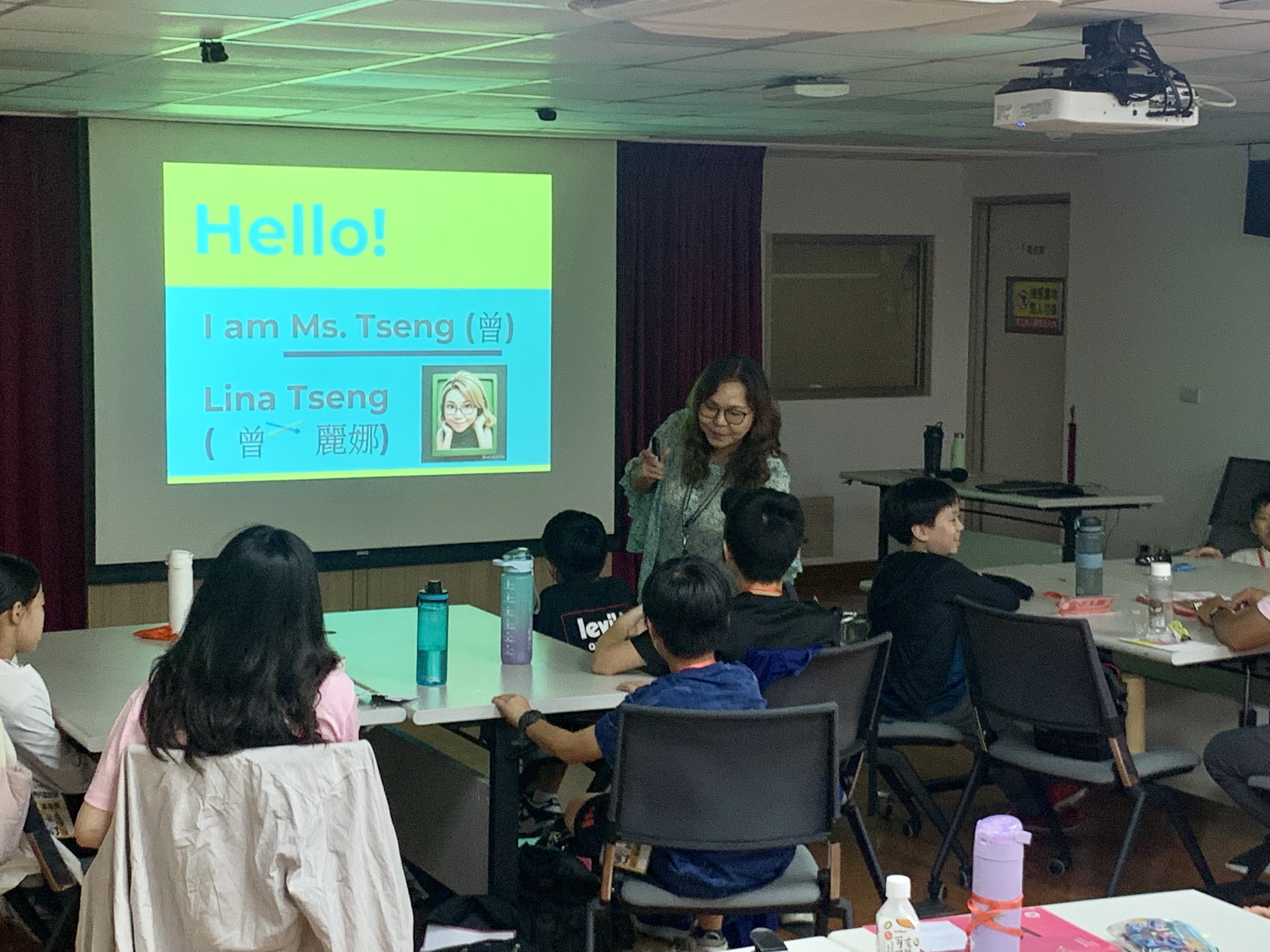 曾麗娜老師以活潑有趣的方式設計課程，透過生活問答與廣播對話練習，引導學生在無壓力的情境中練習開口說英語 (記者攝)