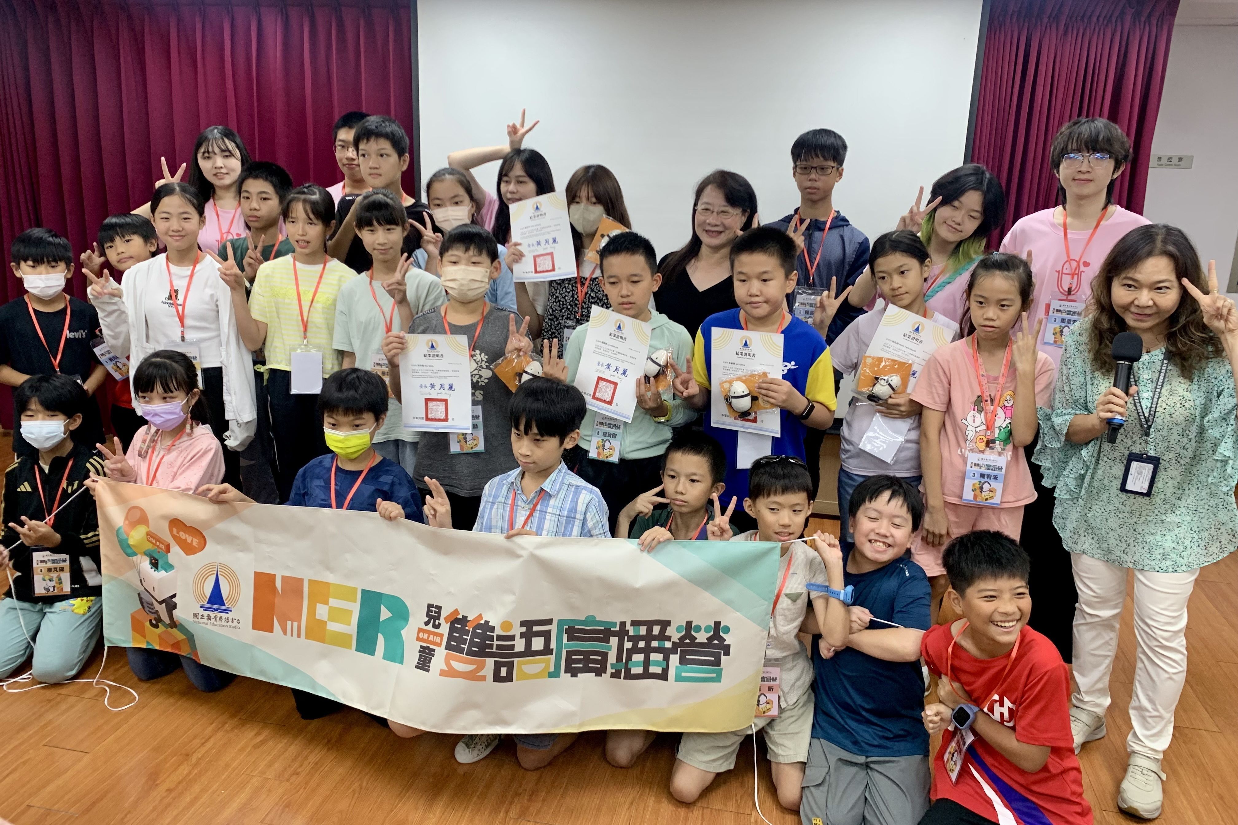 「114年兒童雙語廣播營」學園老師們開心大合影 (記者攝)