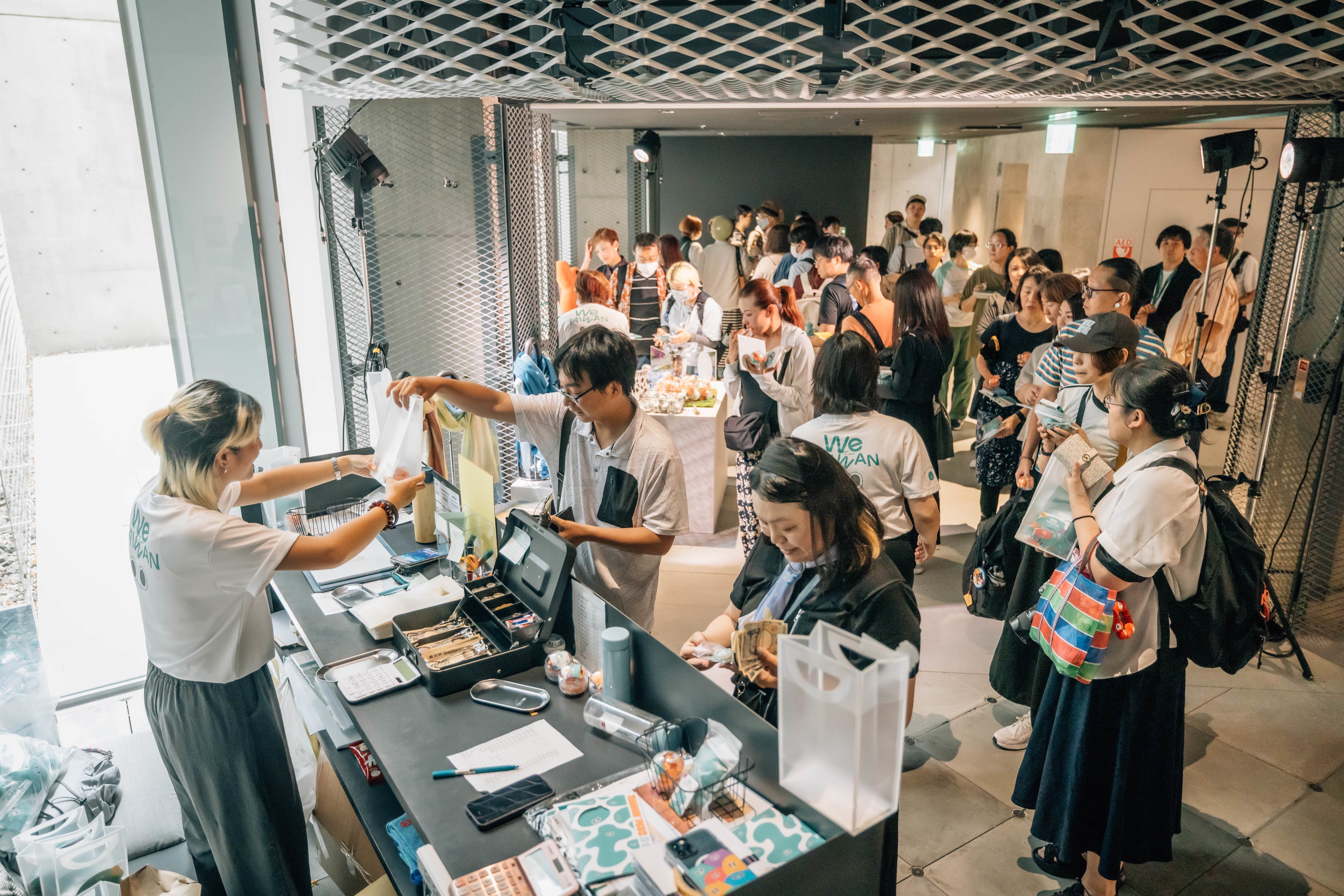 開店瞬間湧入上百人搶購，現場人潮絡繹不絕 (文化部提供)