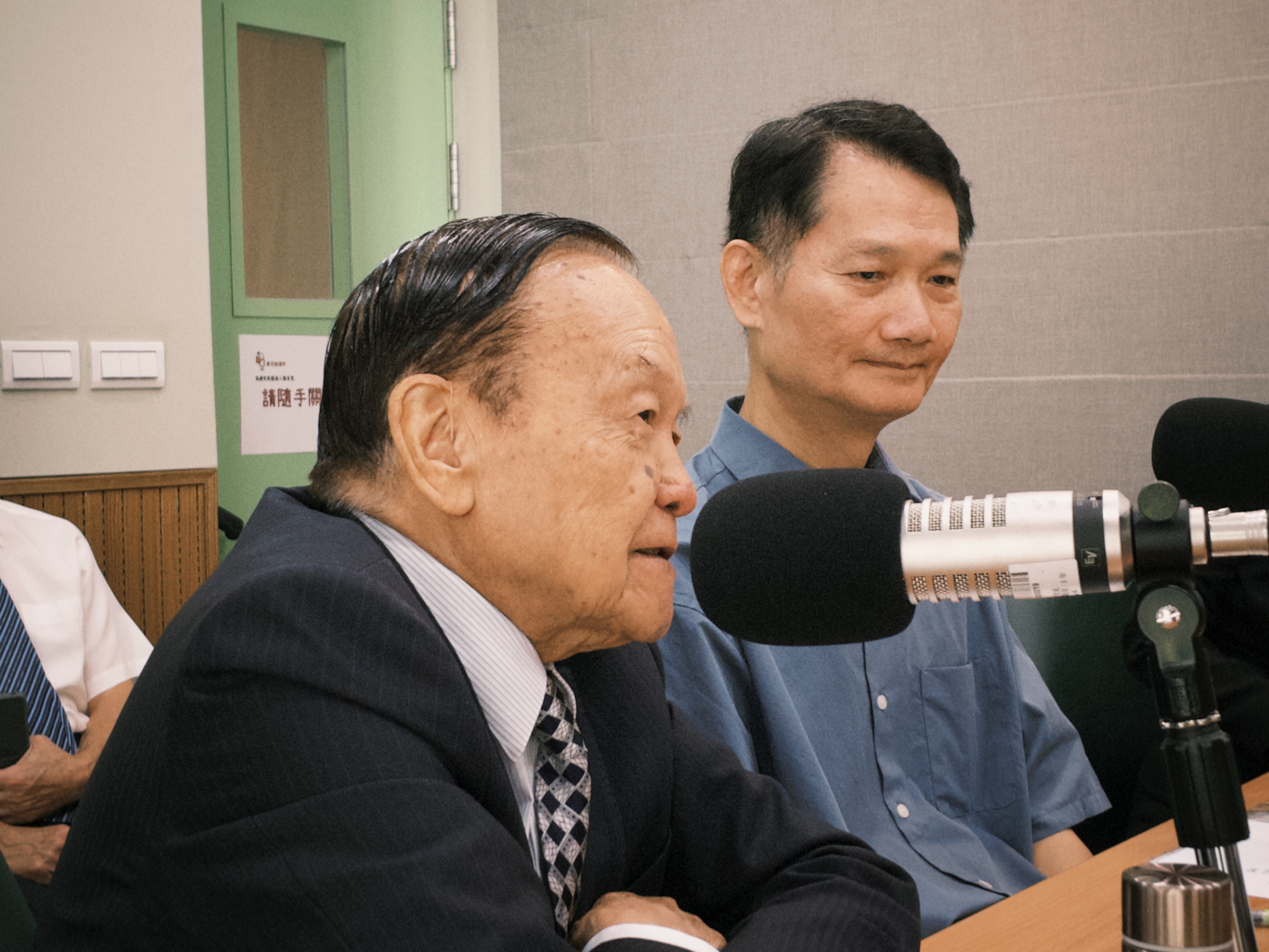 本集節目邀請陶聲洋防癌基金會的董事長陳光耀教授（左）、基金會的柴華執行長（右），跟大家談談有關癌症防治的新趨勢與新療法問題。