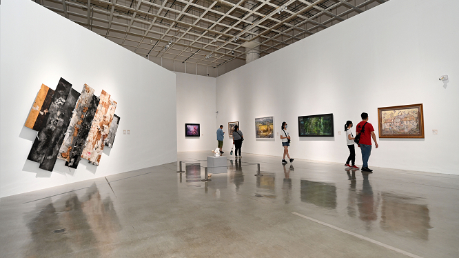 民眾參觀「114年全國美術展」