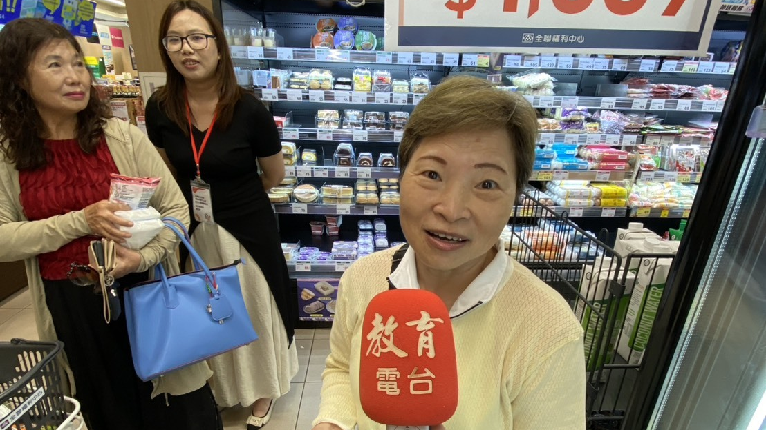 「宜蘭縣樂齡學習數位示範體驗場域」還提供「數位諮詢時間」，讓長輩帶著自己的問題來，由小幫手陪著一步步解決。(記者蘇瑞雯拍攝)