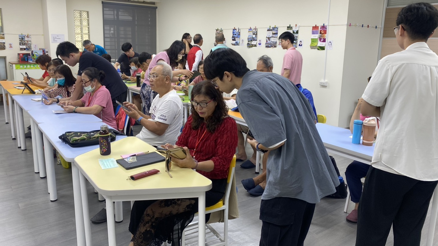 教育部宜蘭縣樂齡學習數位示範體驗場域樂齡專案管理師廉凱評表示，這裡的課程不是冷冰冰的數位操作，而是從生活開始，把手機、平板變成日常小幫手，讓數位科技成為生活的一部分。(記者蘇瑞雯拍攝)
