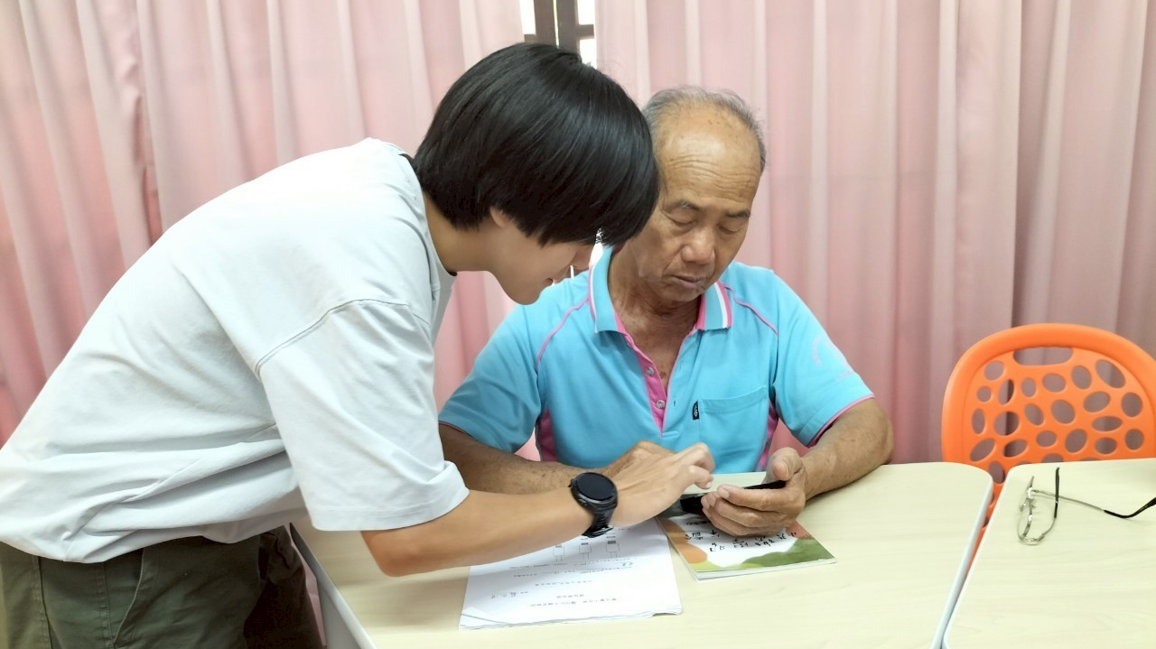工作人員輔導長者使用手機（圖源：苗栗縣樂齡學習示範中心）