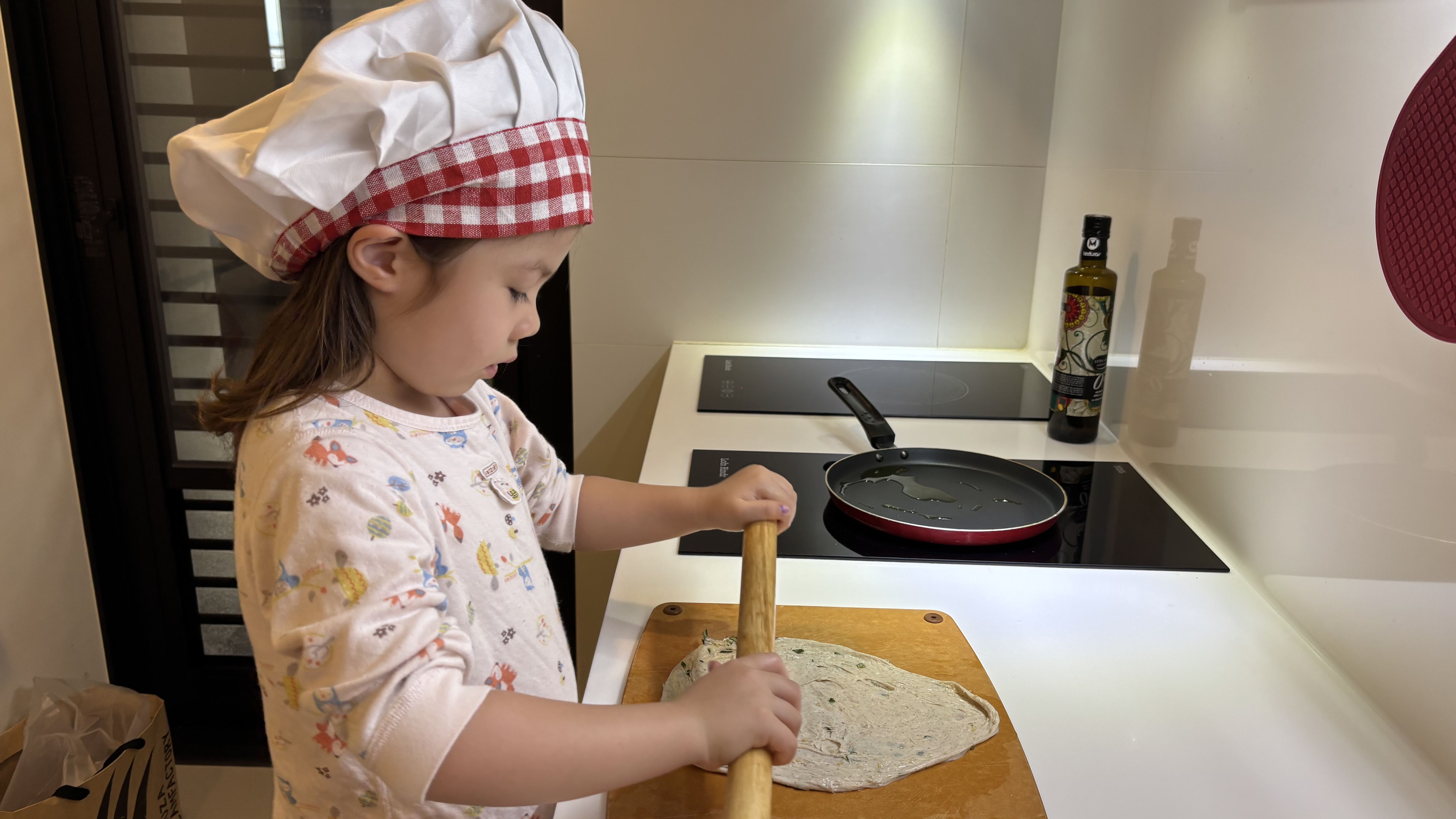 Harmony在廚房幫忙