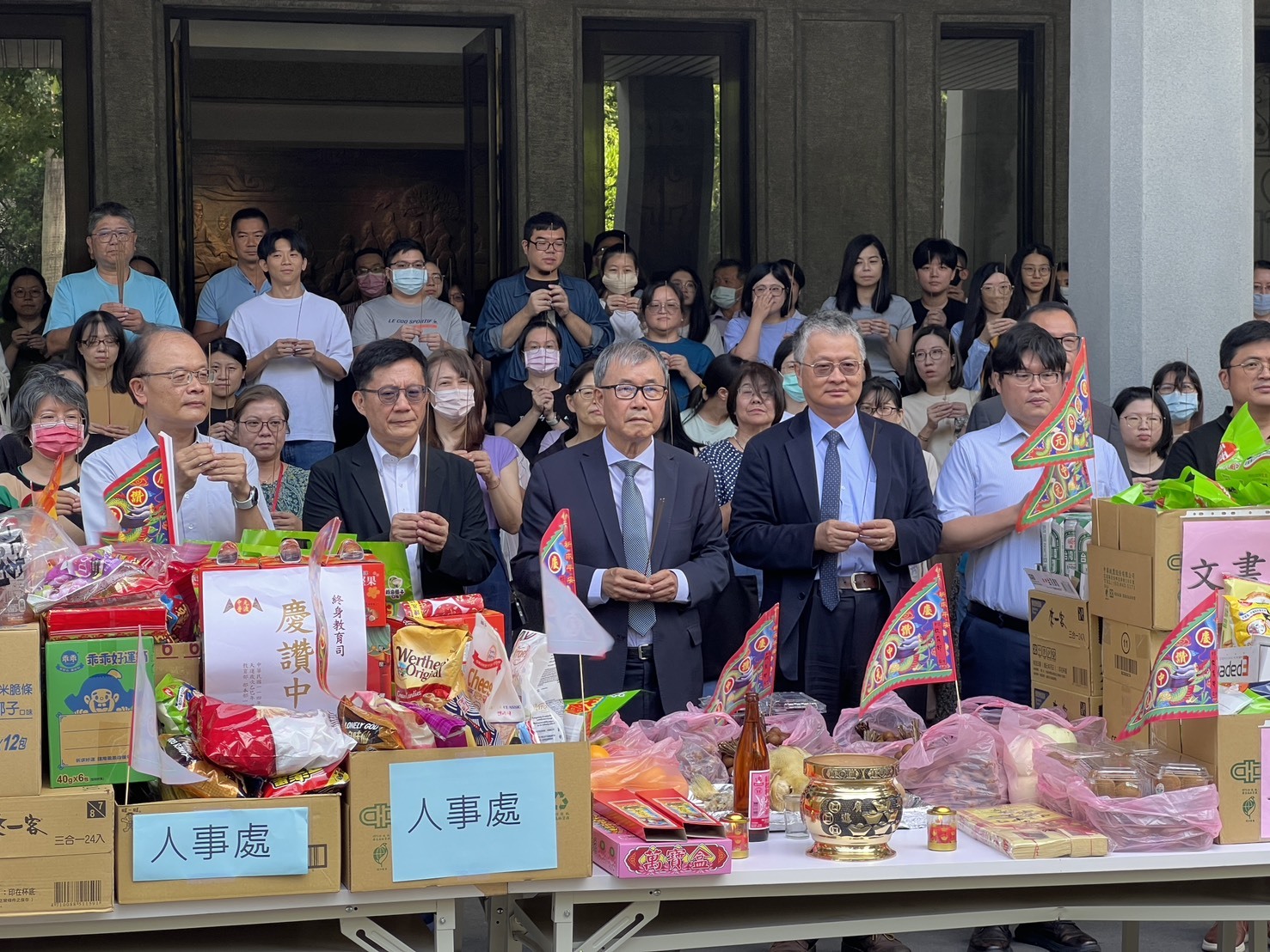教育部舉行普渡  (右二)為教育部新任政次劉國偉