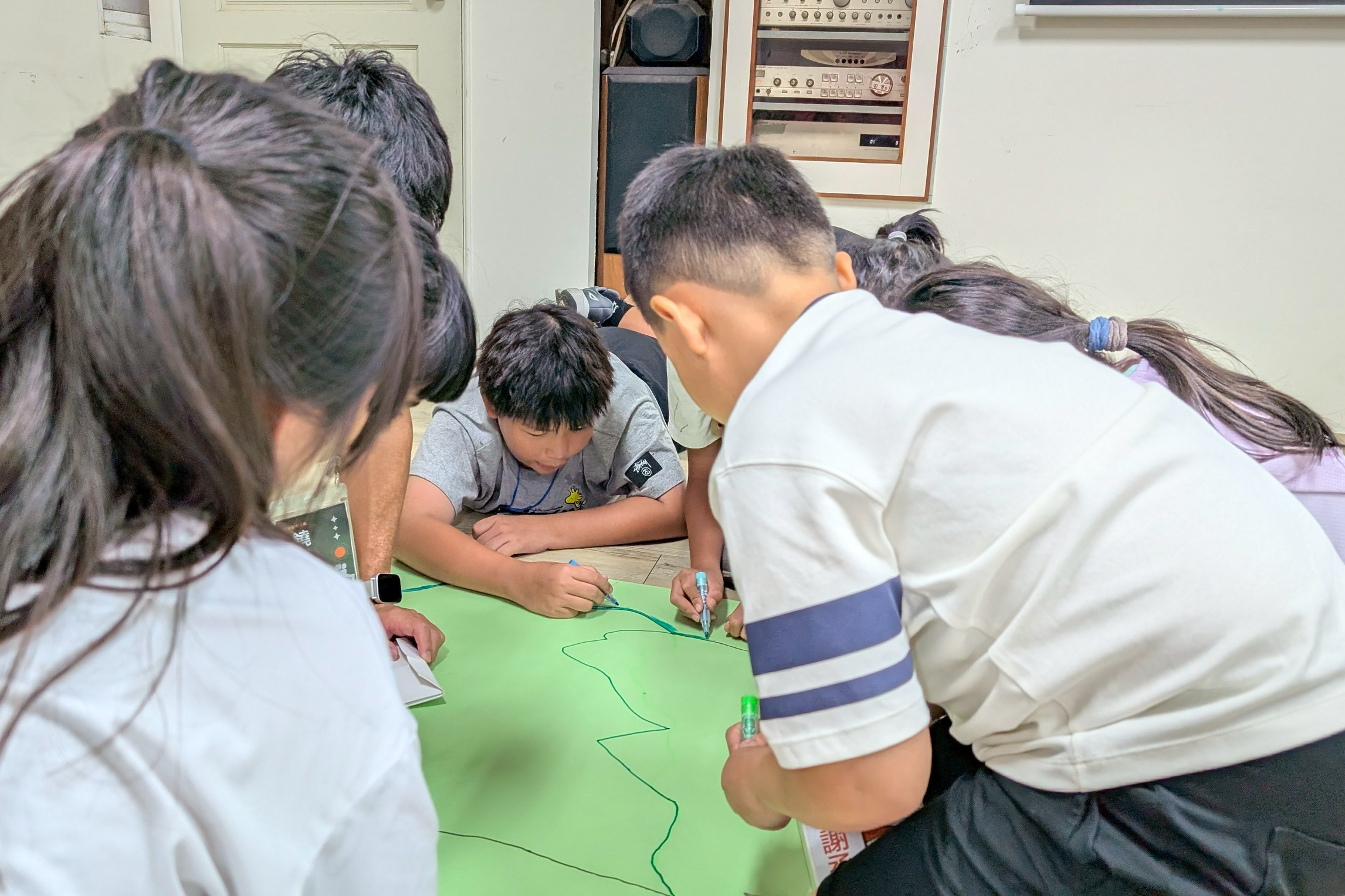 在實作任務中，小朋友充分討論，並且展現分工合作的精神。