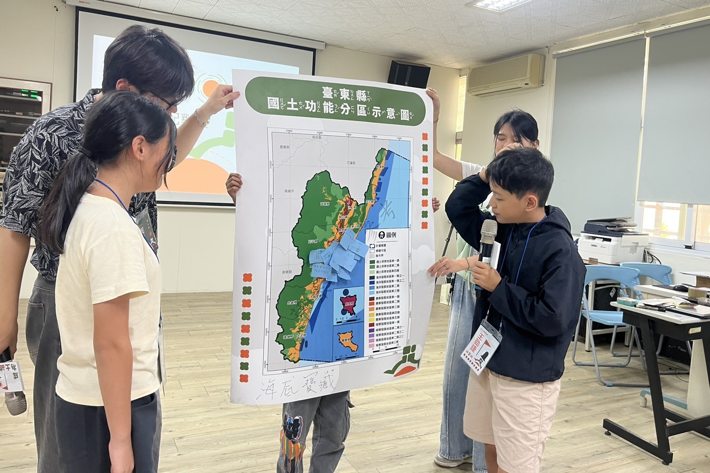 小朋友發表成果有模有樣