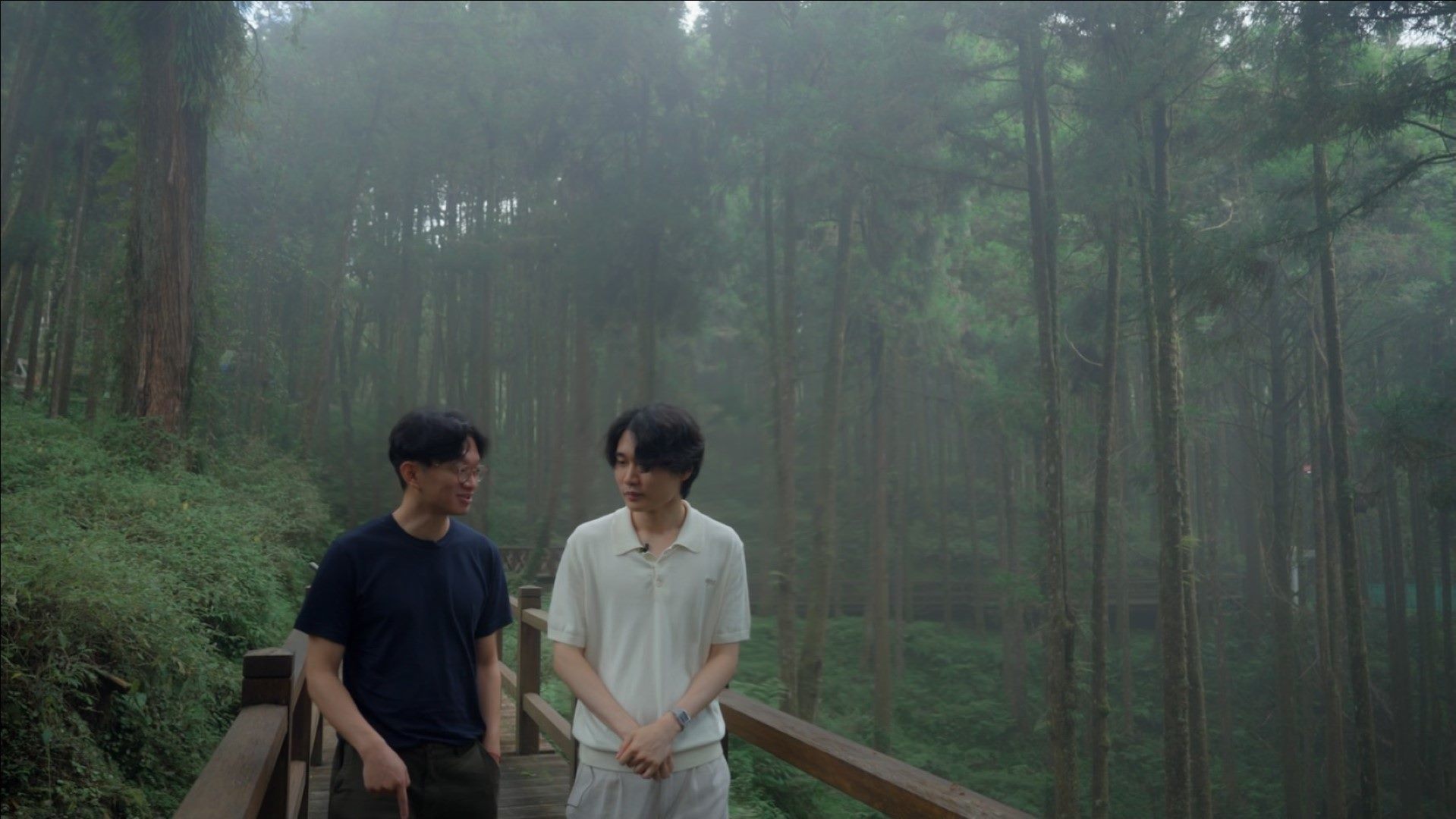 韓國小提琴家梁仁模(右)親身感受阿里山檜木群的壯麗與靈氣