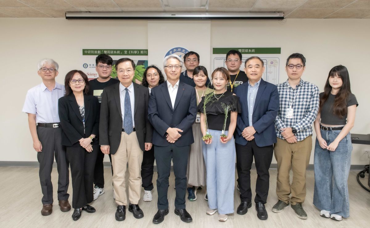 中央研究院廖俊智院長領導的研究團隊首創「雙固碳系統」，使固碳效率提升達50%