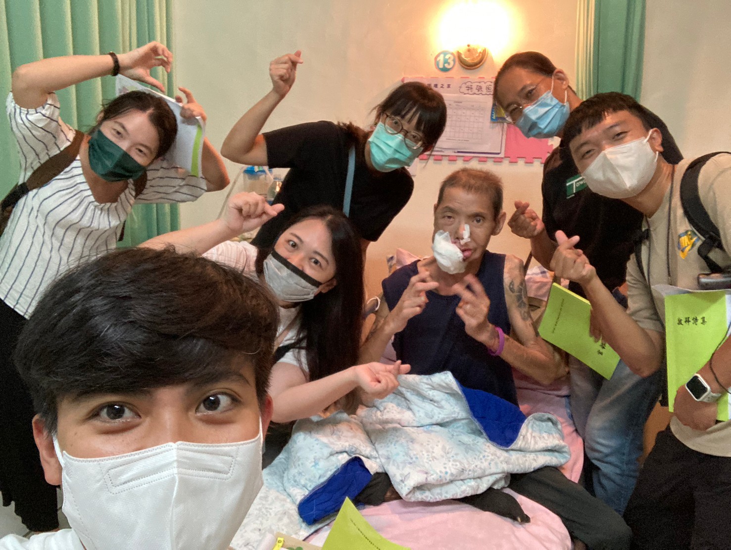 東基安寧共照團隊陪伴安寧病人阿村唱詩歌