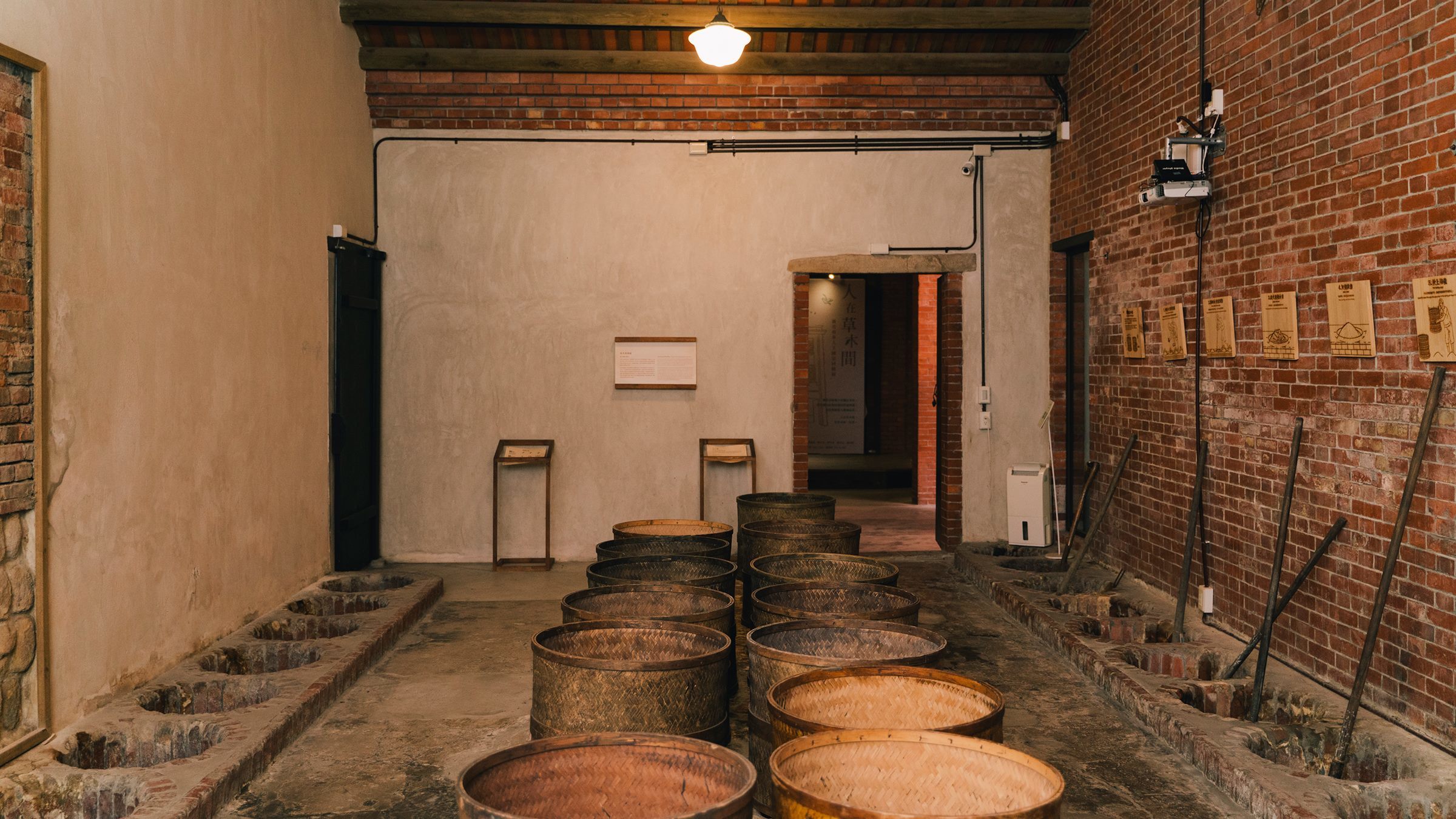 「新芳春茶行」保留茶葉烘焙加工的「焙籠間」，是現存少見的傳統製茶空間