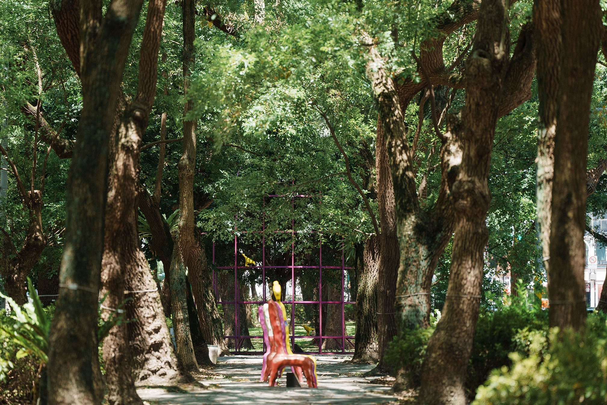 愛好藝術的民眾可以走逛臺北市東區的敦化藝術通廊