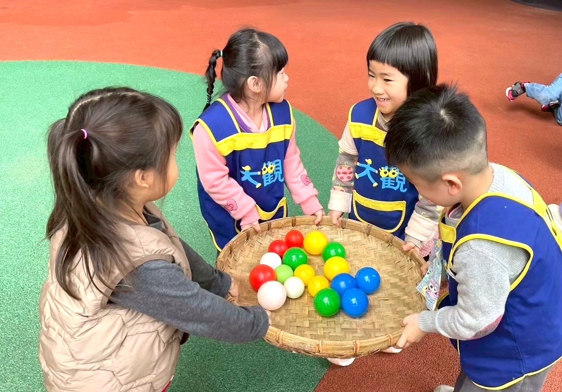 與同儕一起搖元宵遊戲