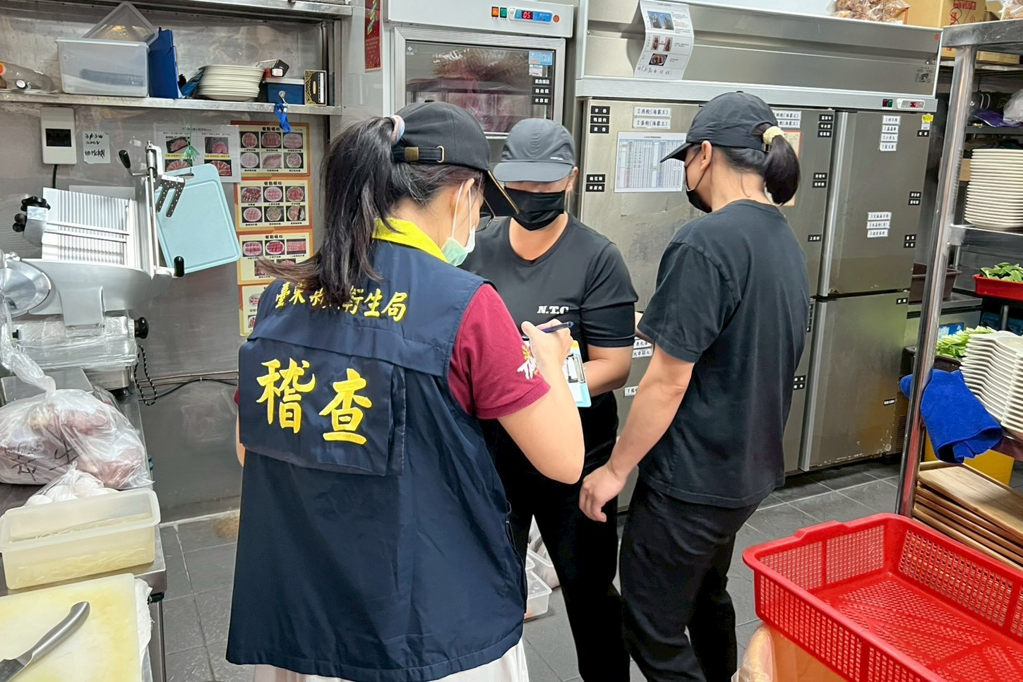 因應黑心豬腸事件，臺東縣衛生局加強對相關業者進行稽查。