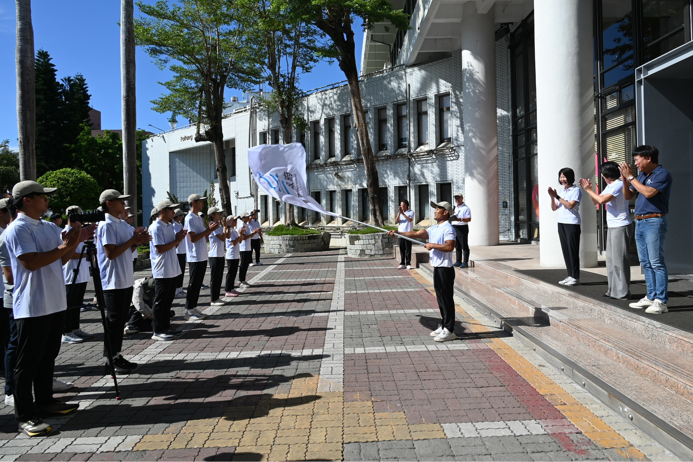 全國運動會臺東代表隊體操選手游朝偉，從饒縣長手中接下縣旗之後，用力揮舞，在場的大家鼓掌，預祝代表隊拿下好成績。