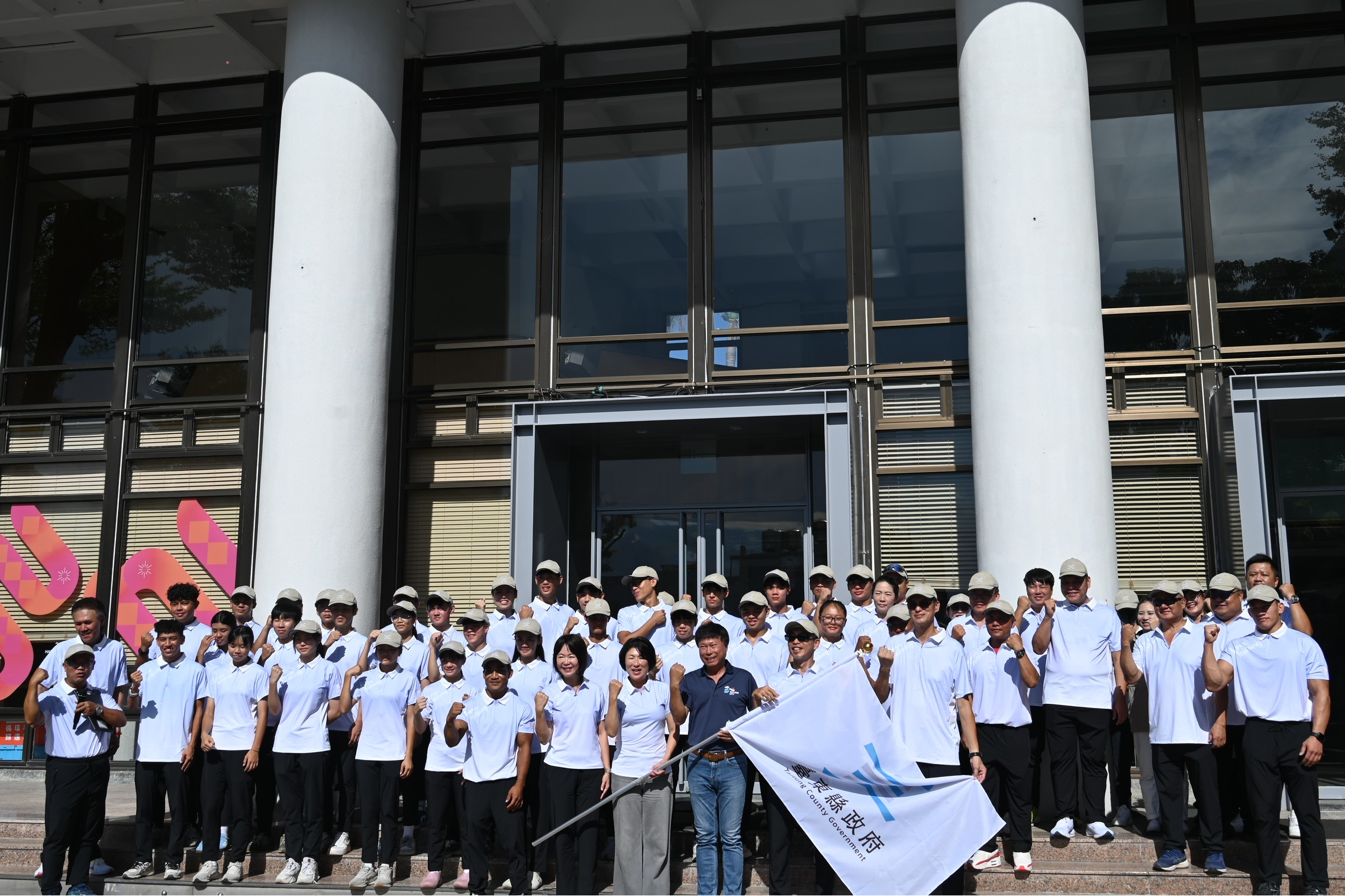 全運會臺東代表隊在授旗儀式之後，一起和饒縣長、陳市長及蔡處長合影。