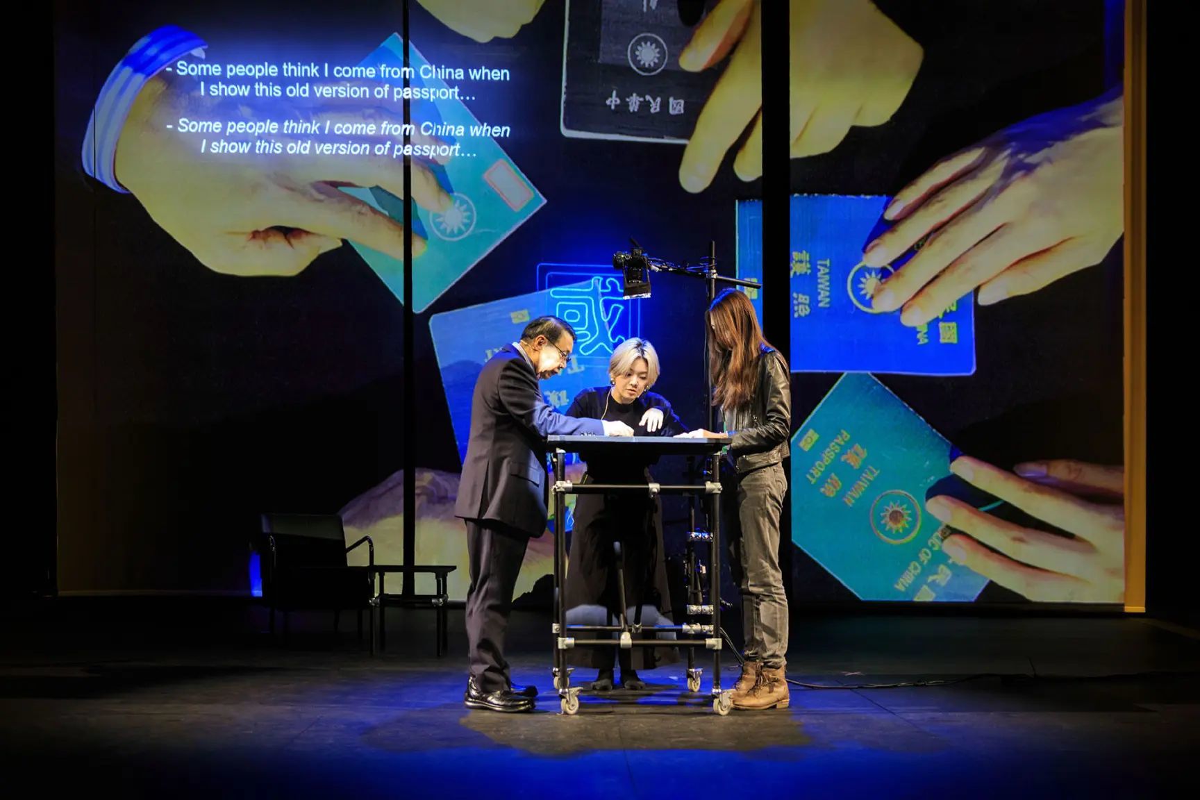 《這不是個大使館》由德國「里米尼紀錄劇團」史蒂芬．凱吉擔任編導，結合臺、歐團隊歷經1年多的時間共同創作而成。（©claudia_ndebele提供）