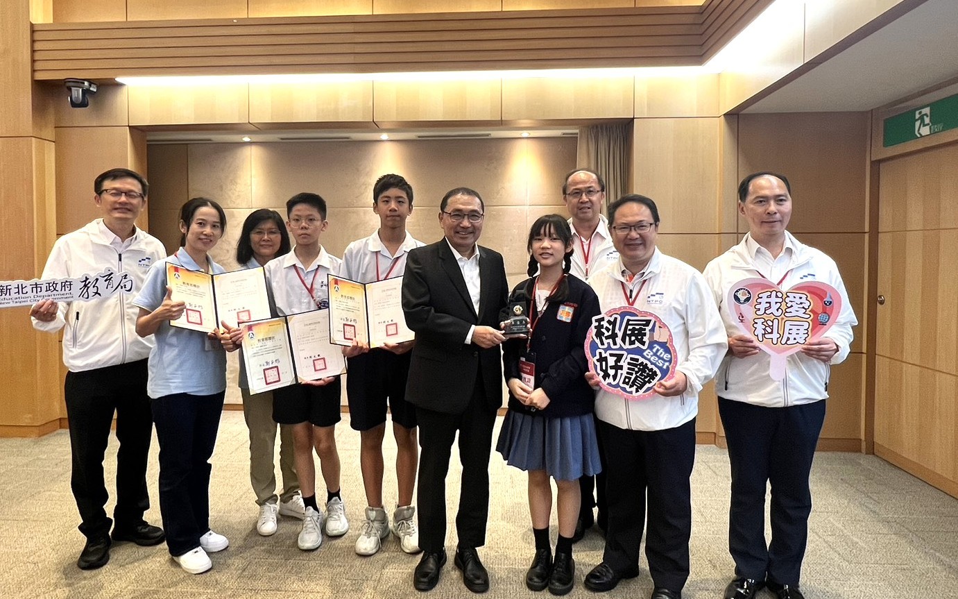 全國科展第一名師生於市政會議獻獎，圖為三芝國小獲獎師生
