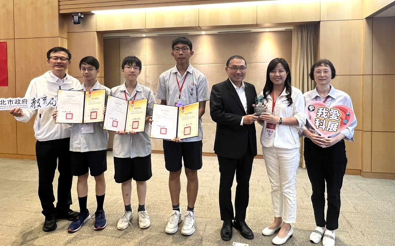 全國科展第一名師生於市政會議獻獎，圖為文山國中獲獎學生、主任及校長
