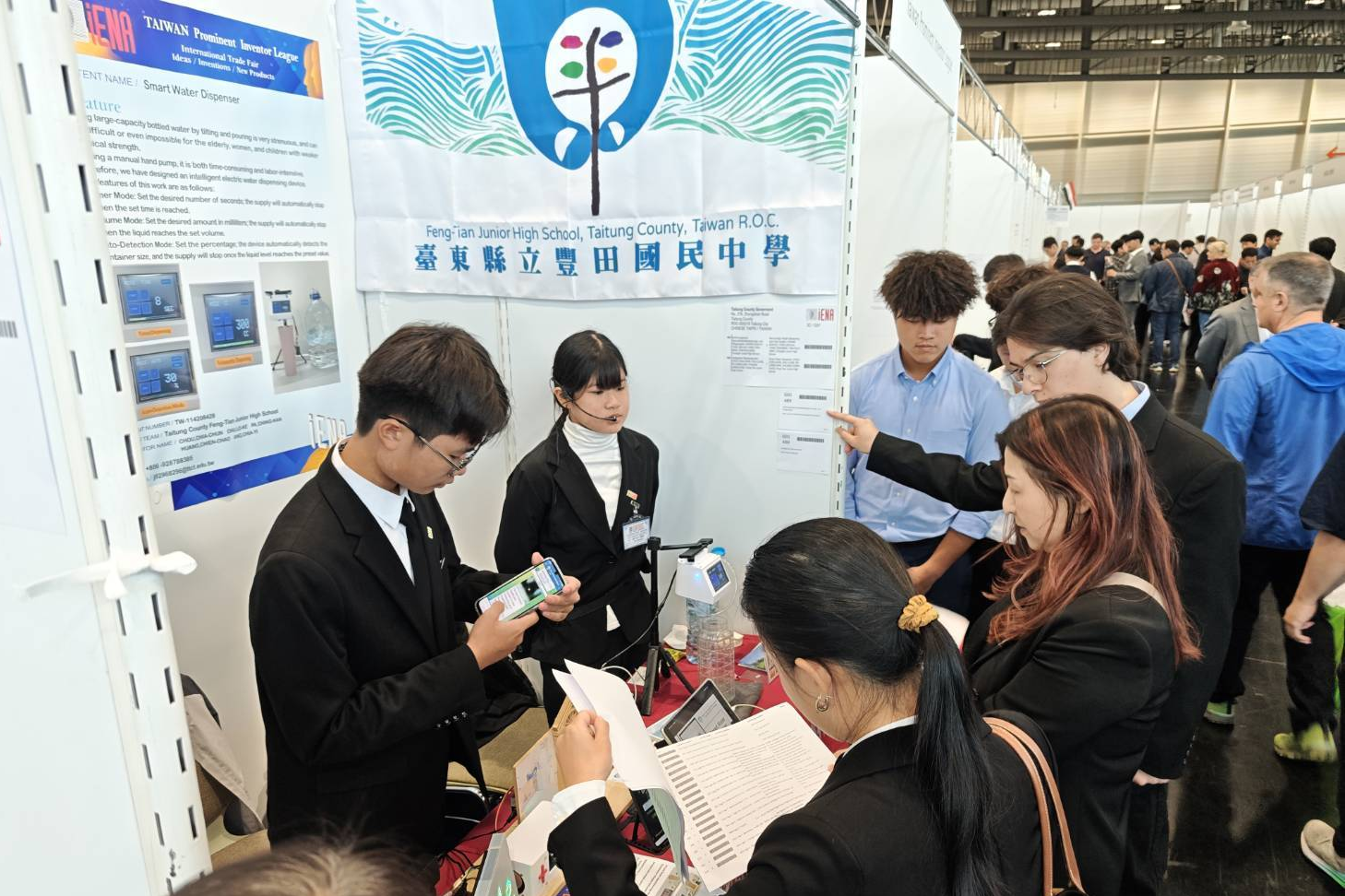 豐田國中和長濱國中學生，以關懷為核心，設計出兼具實用與溫度的發明，在三十多個國家、上千件作品的競賽中，為臺東與臺灣贏得國際榮耀。