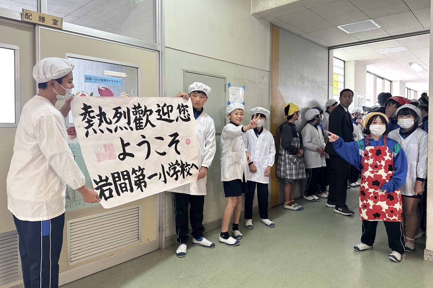 本次臺灣香蕉供應學童營養午餐公開活動於笠間市立岩間第一小學舉辦，學生熱烈歡迎臺灣代表到訪(圖片/農業部提供)