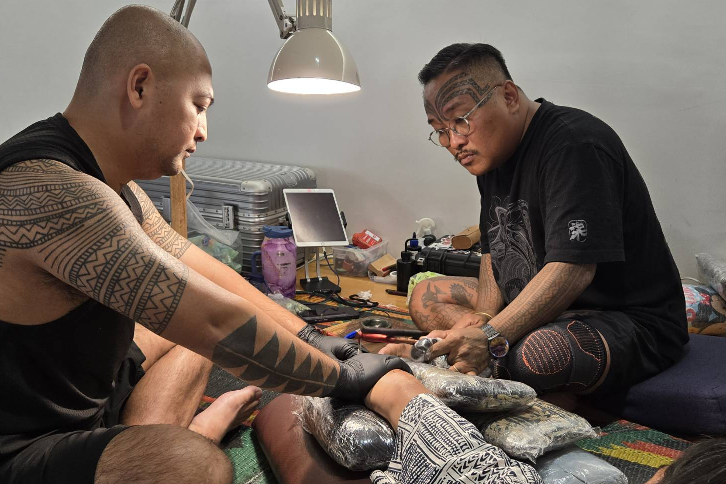 排灣族的紋身師宋海華（右），被視為傳統拍刺技術的國寶級人物。