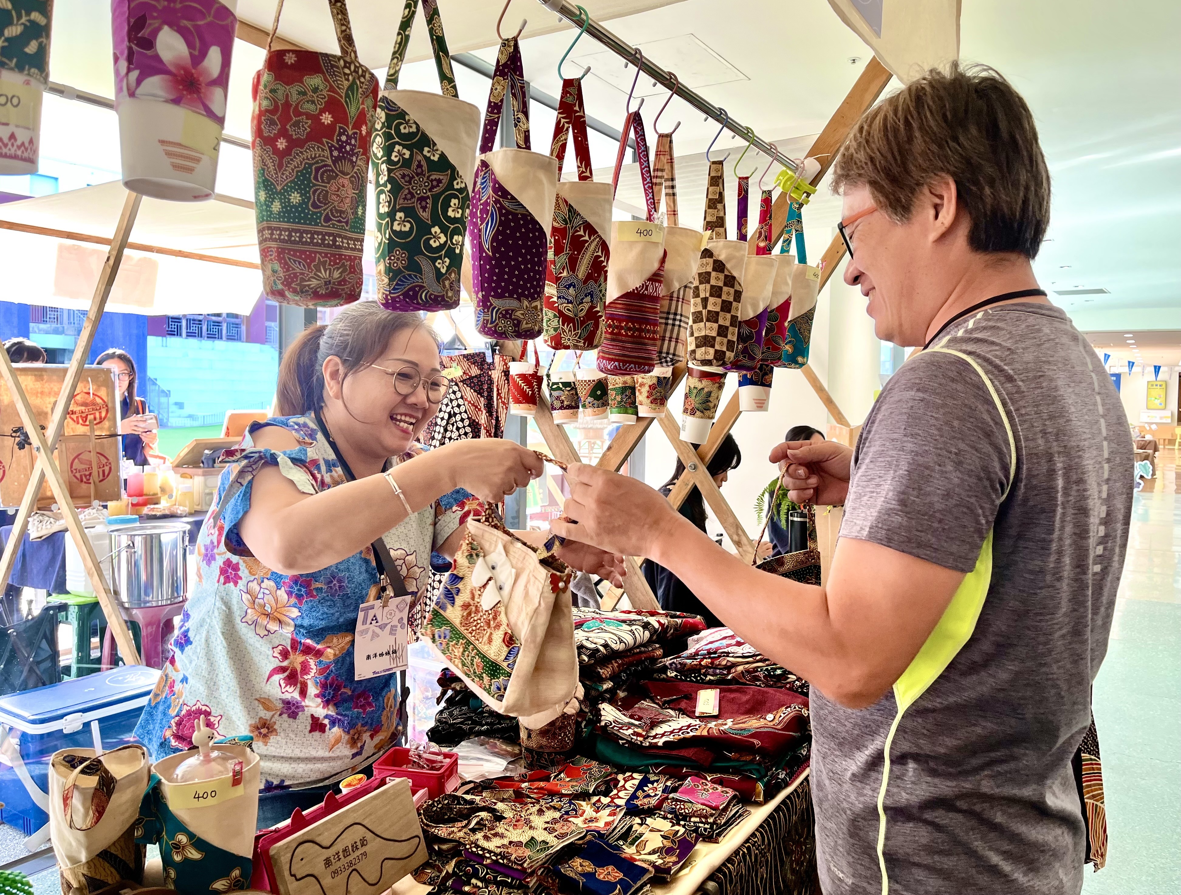 拍刺浪潮節活動期間，結合臺灣南島在地特色工藝攤商，在史前館一樓右側廊道設攤。