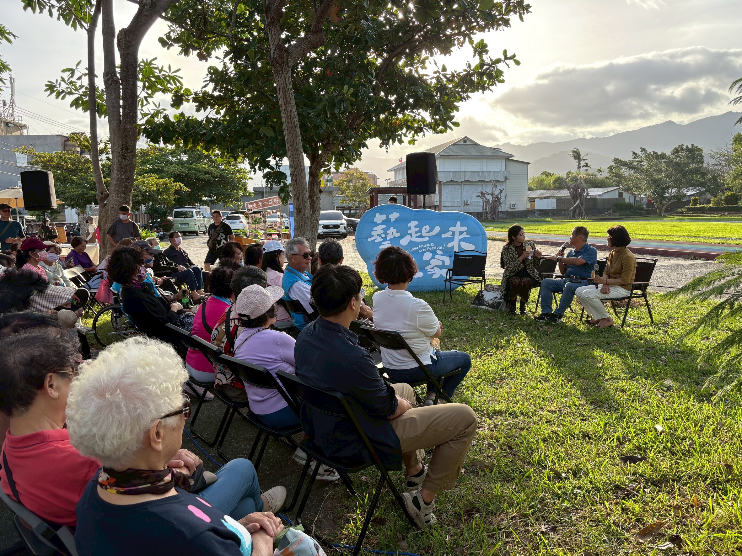 2025藝起來我家庭院分享會最終場，長濱鄉民、校友齊聚校園，熱情回校話家常。