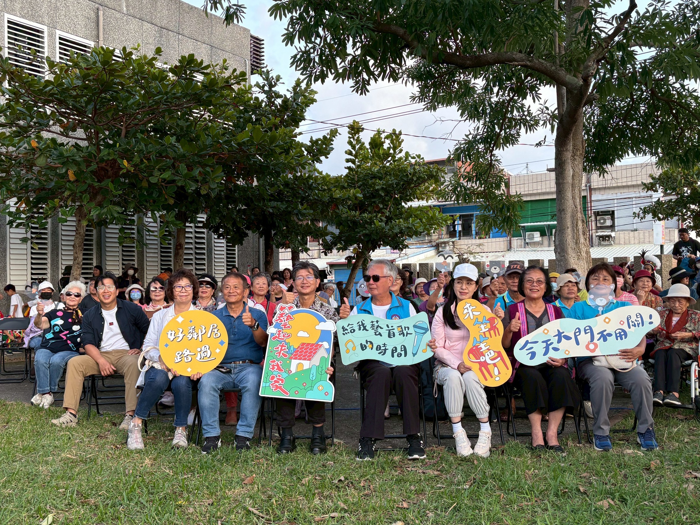 今年藝起來我家最終場，在長濱國小的大樹下舉行。